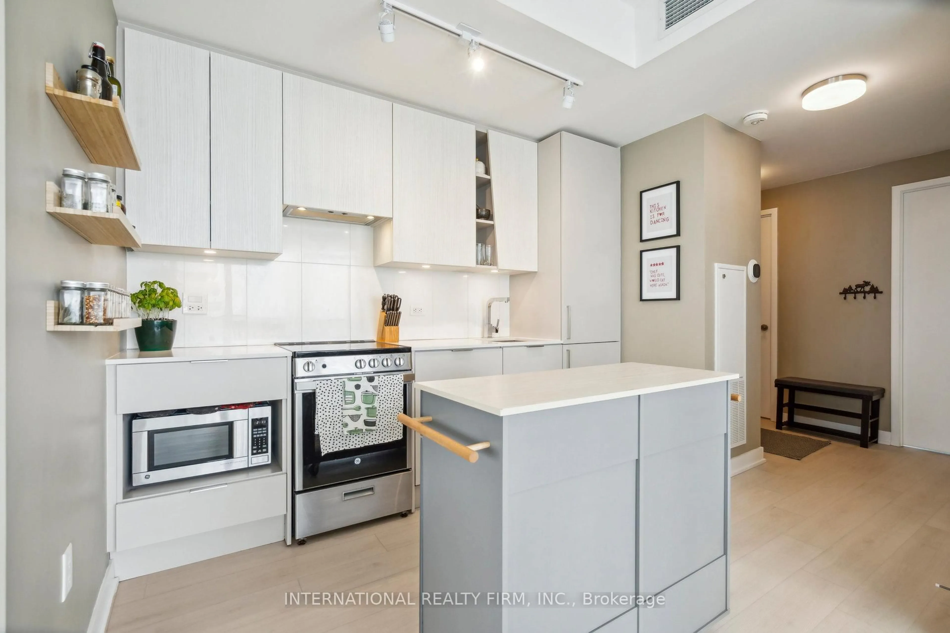 Unknown for 3900 Confederation Pkwy #4004, Mississauga Ontario L5B 0M3