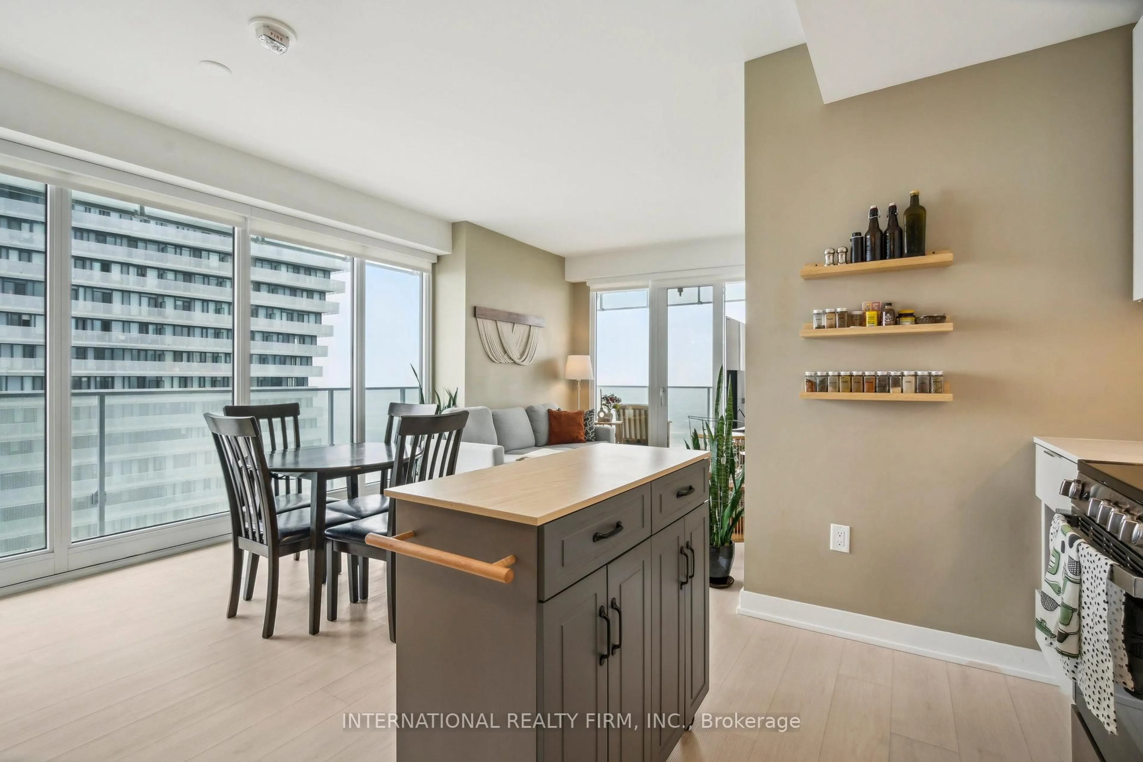 Open concept kitchen, unknown for 3900 Confederation Pkwy #4004, Mississauga Ontario L5B 0M3