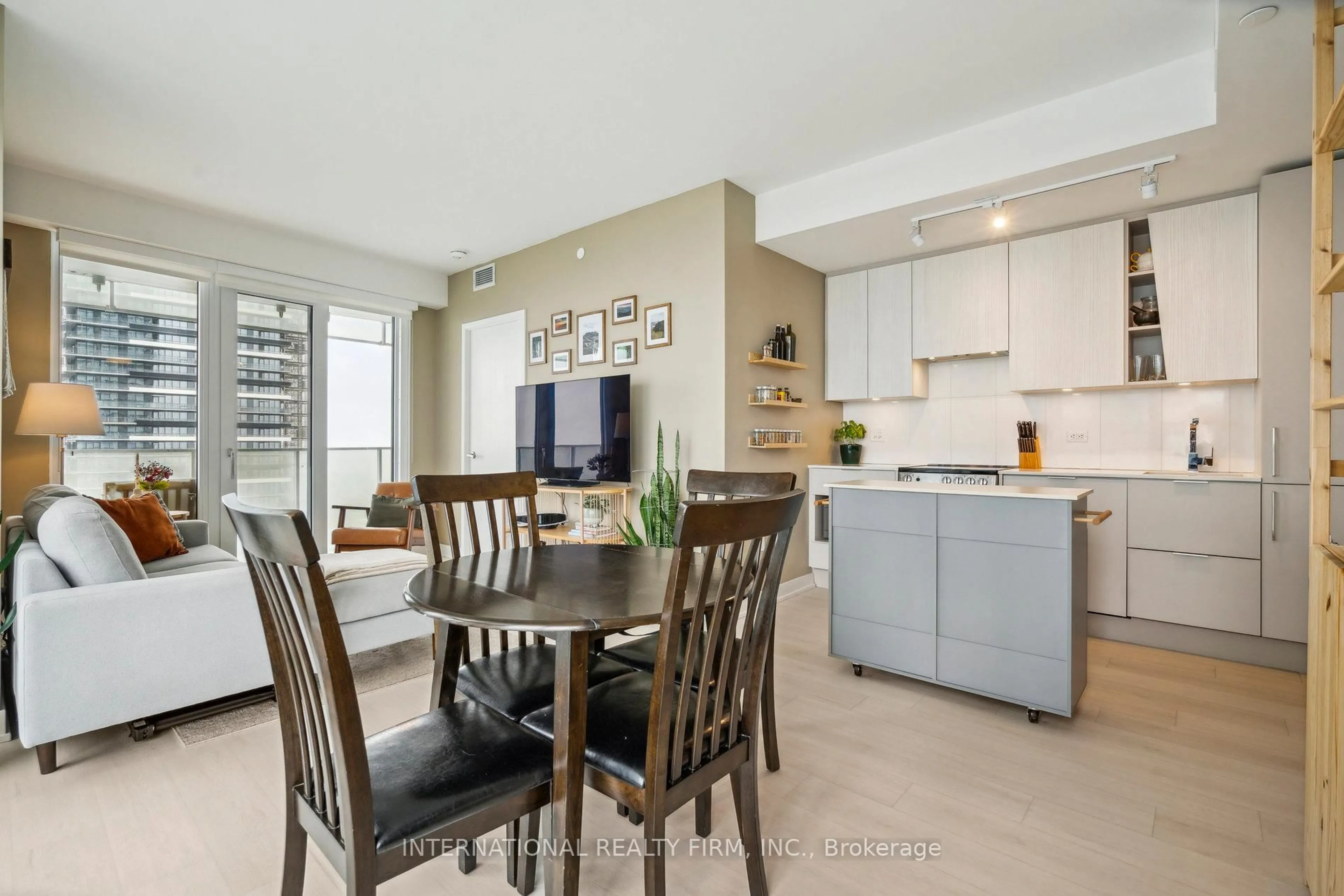 Open concept kitchen, ceramic/tile floor for 3900 Confederation Pkwy #4004, Mississauga Ontario L5B 0M3