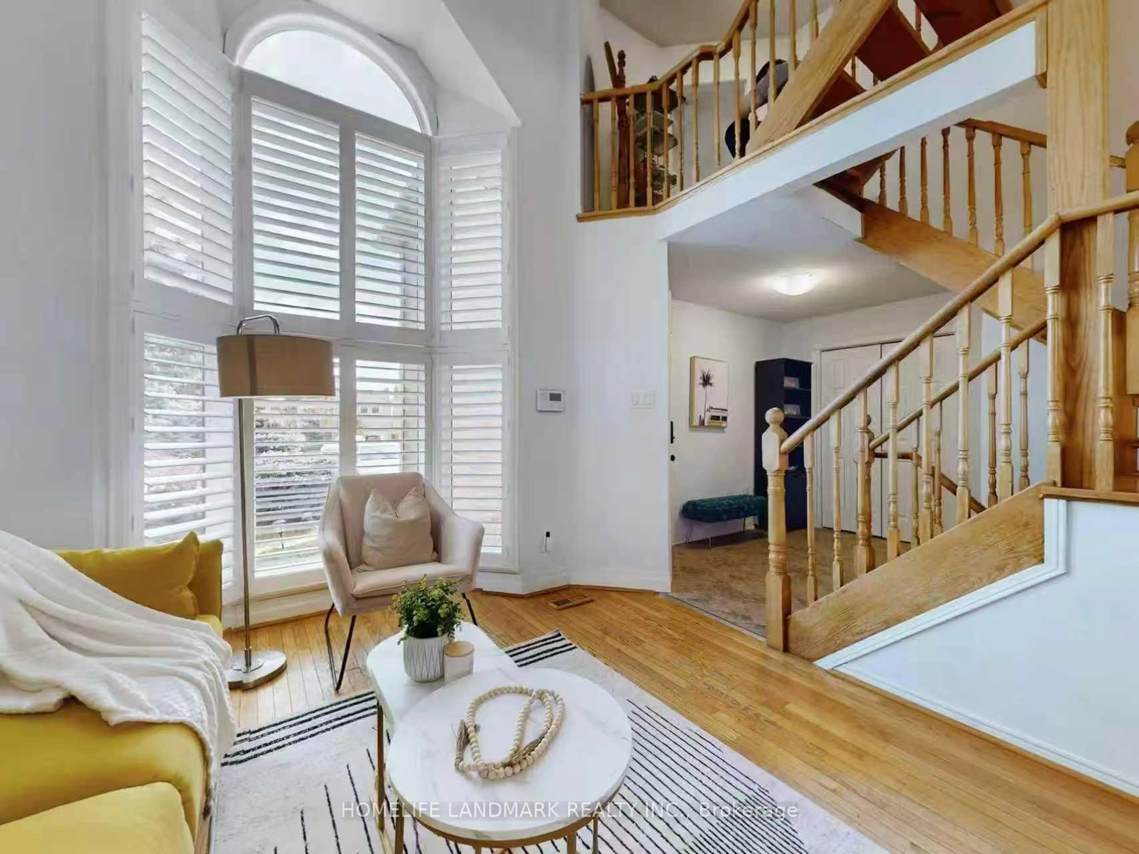 Living room with furniture, unknown for 837 APPLE GATE Crt, Mississauga Ontario L5C 4L8