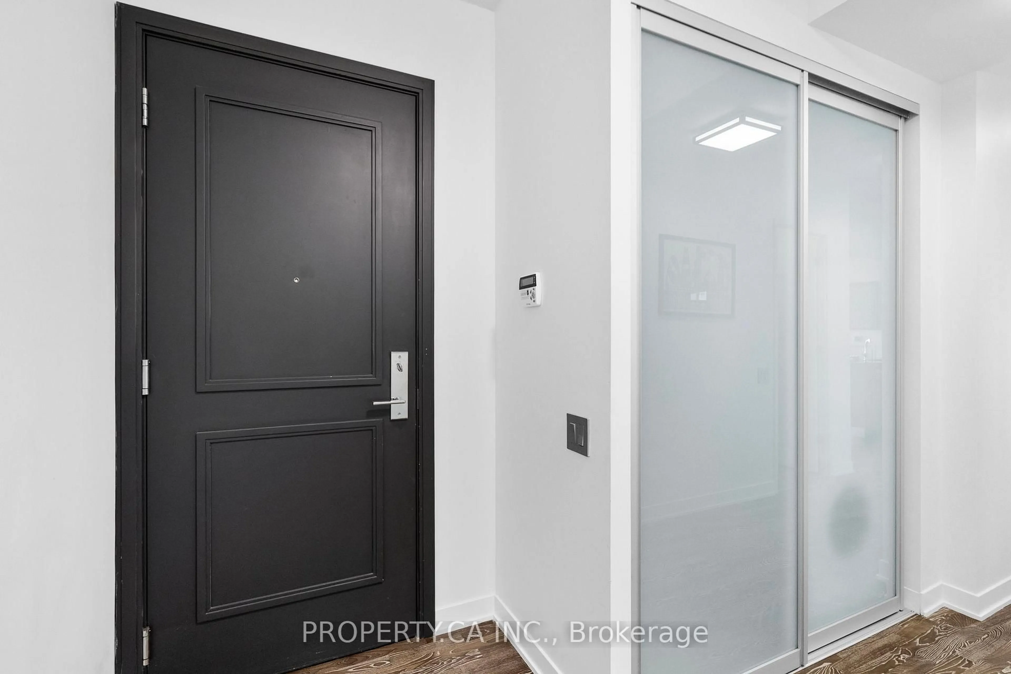 Indoor entryway for 90 Park Lawn Rd #1211, Toronto Ontario M8Y 0B6