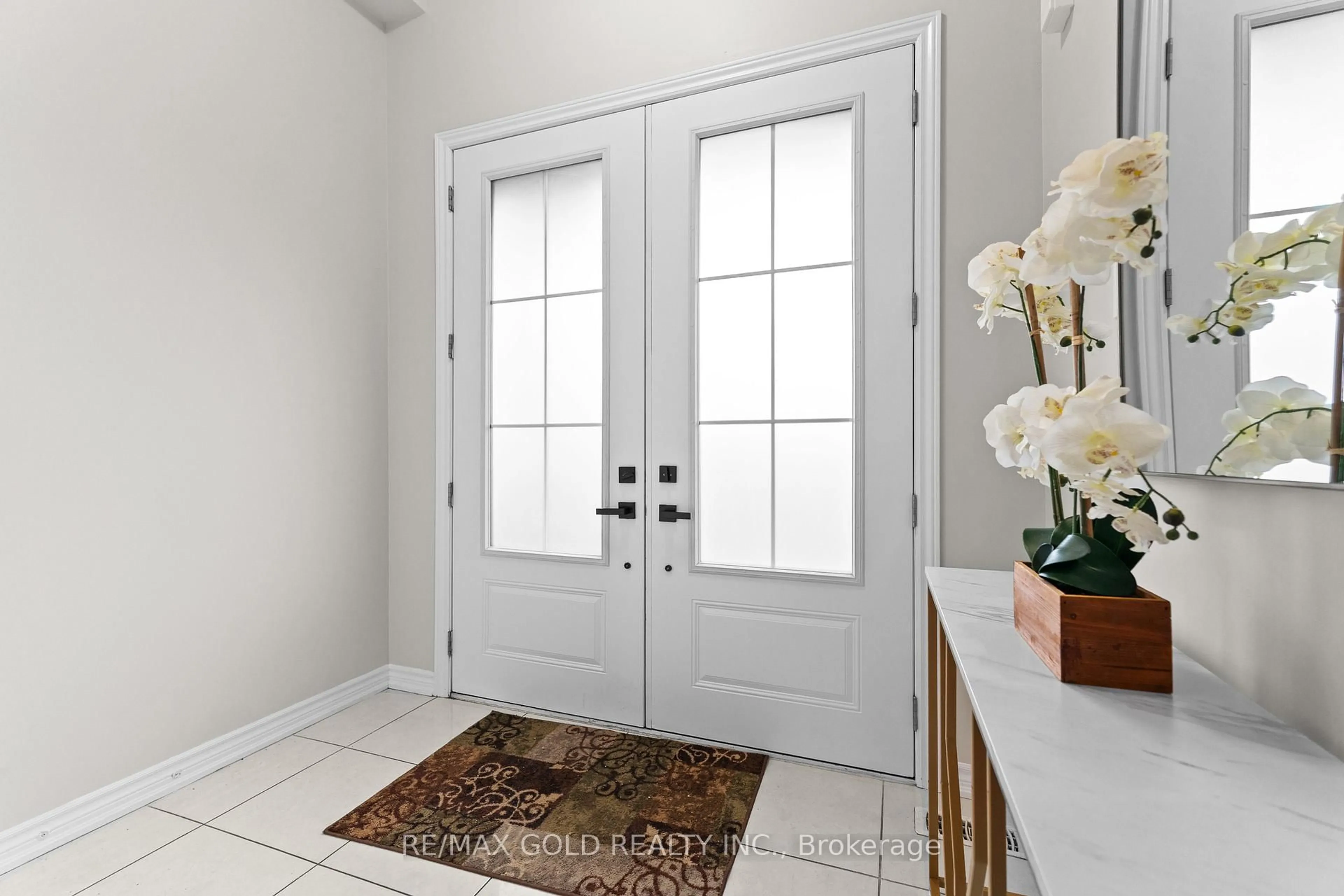 Indoor entryway for 41 Rainbrook Clse, Brampton Ontario L6R 0Y9