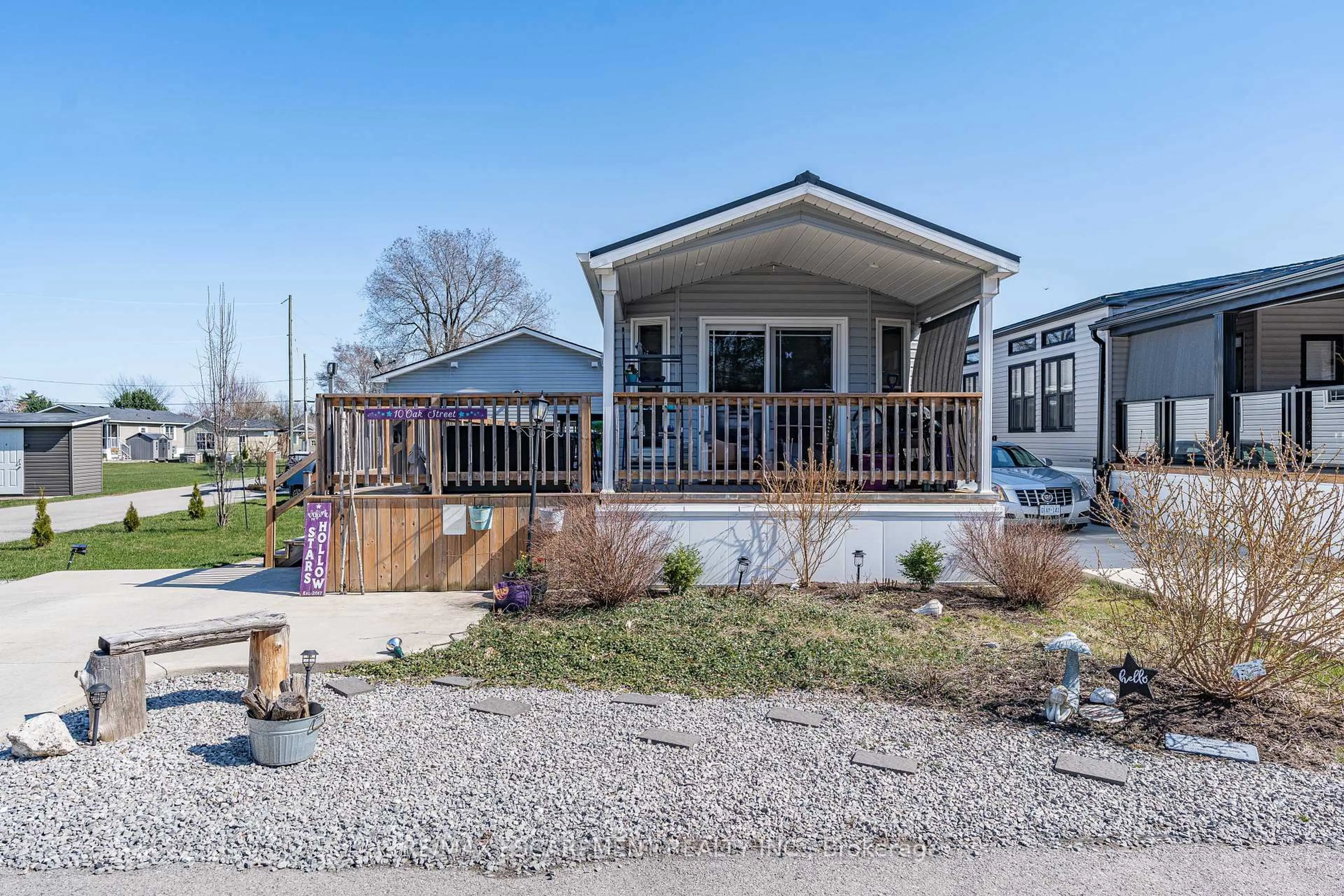 Home with vinyl exterior material, street for 4449 Milburough Line #10 Oak Street, Burlington Ontario L7P 0C5