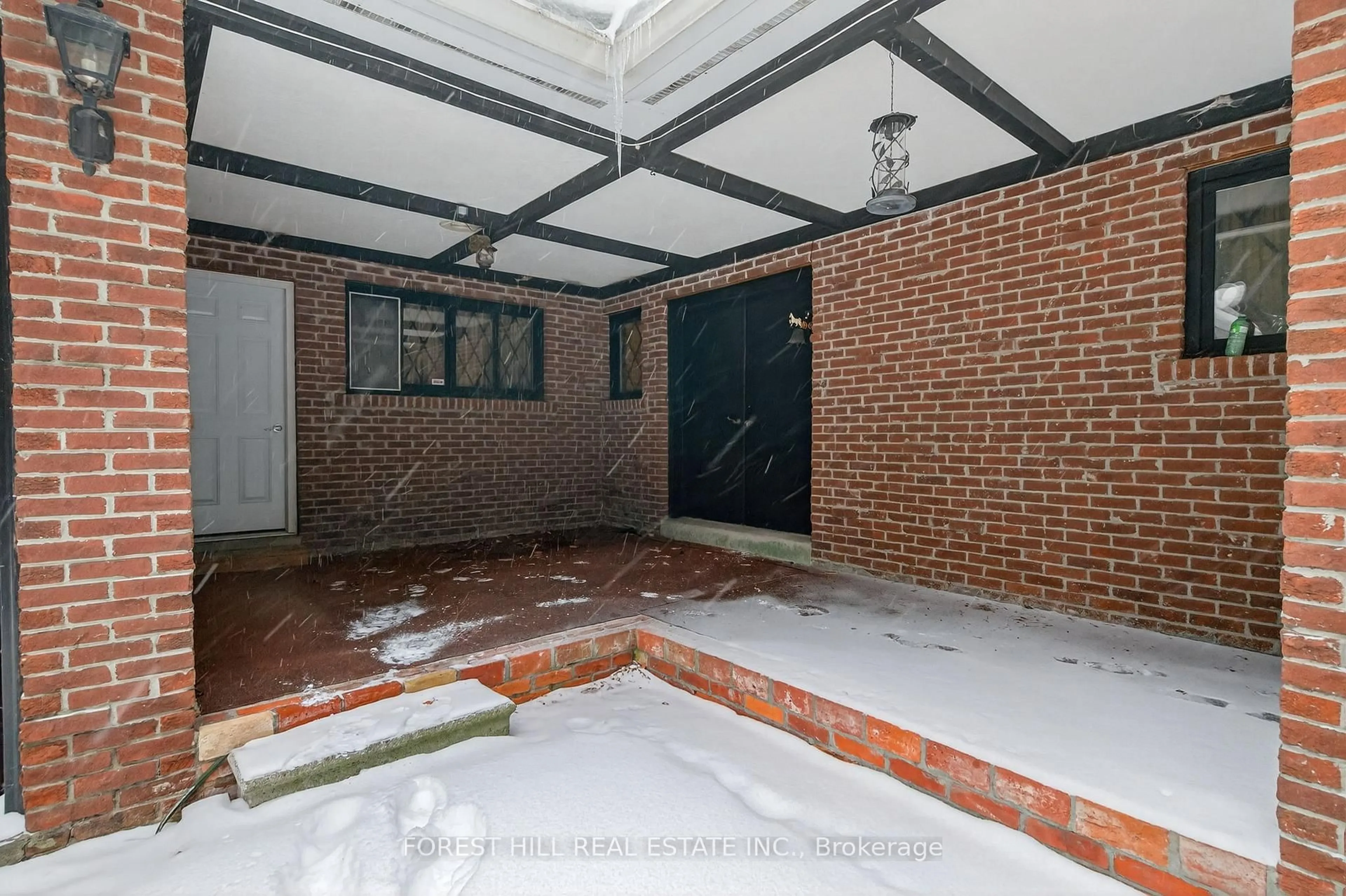 Indoor foyer for 6263 Finnerty Rd, Caledon Ontario L7K 1C9