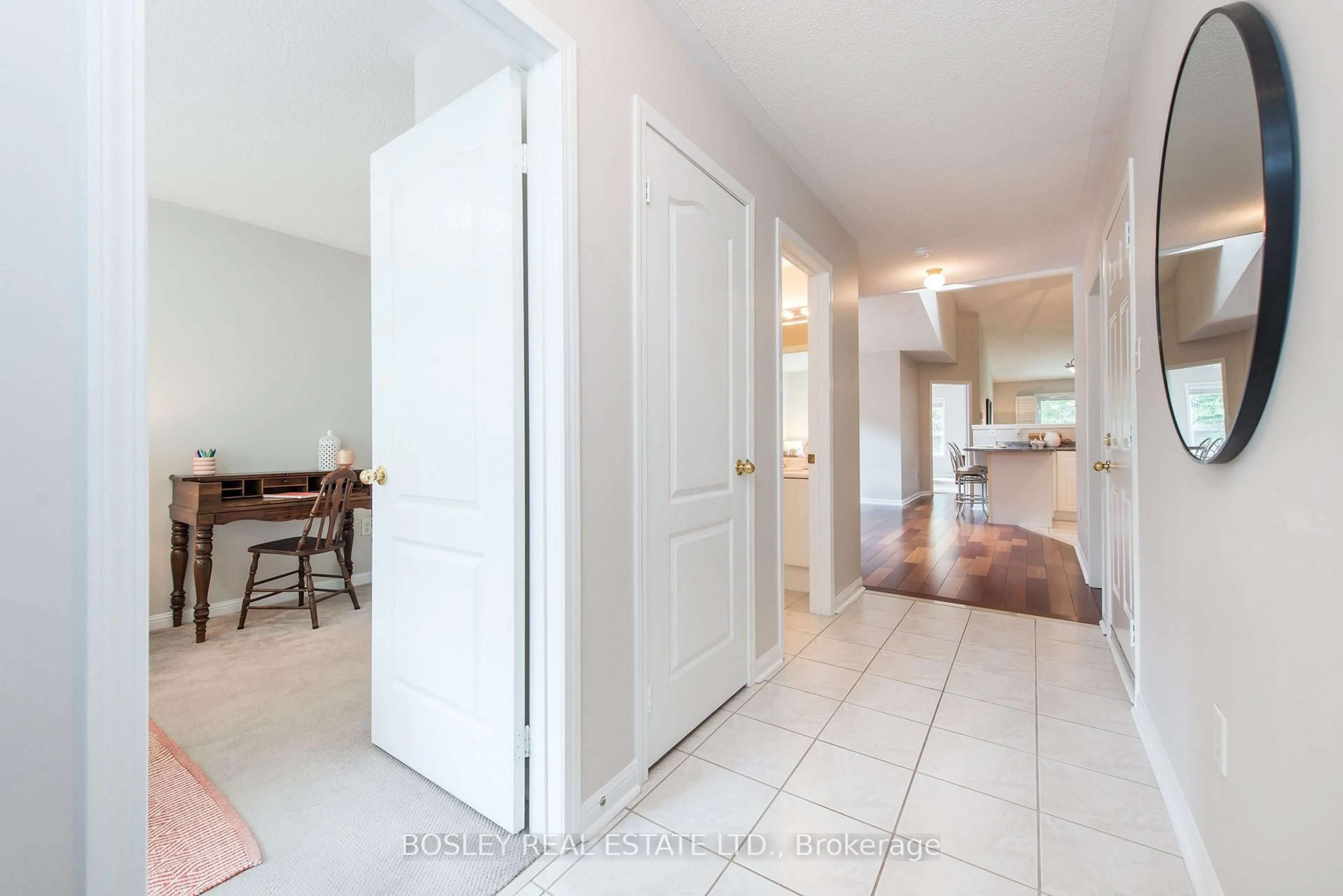 Indoor entryway for 41 Atwood Ave, Halton Hills Ontario L7G 5Z9
