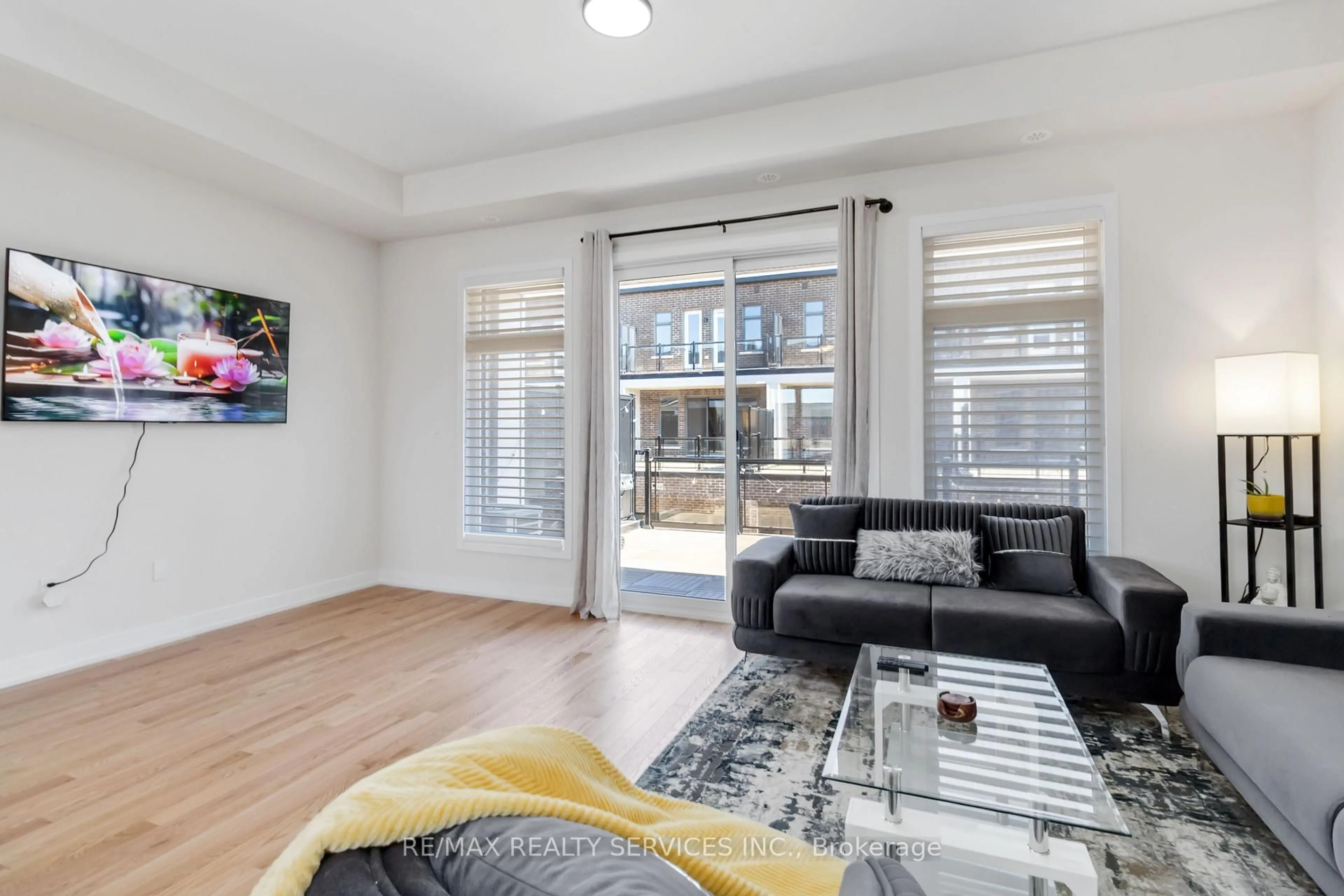 Living room with furniture, wood/laminate floor for 3051 Meadowridge Dr, Oakville Ontario L6H 7Z4