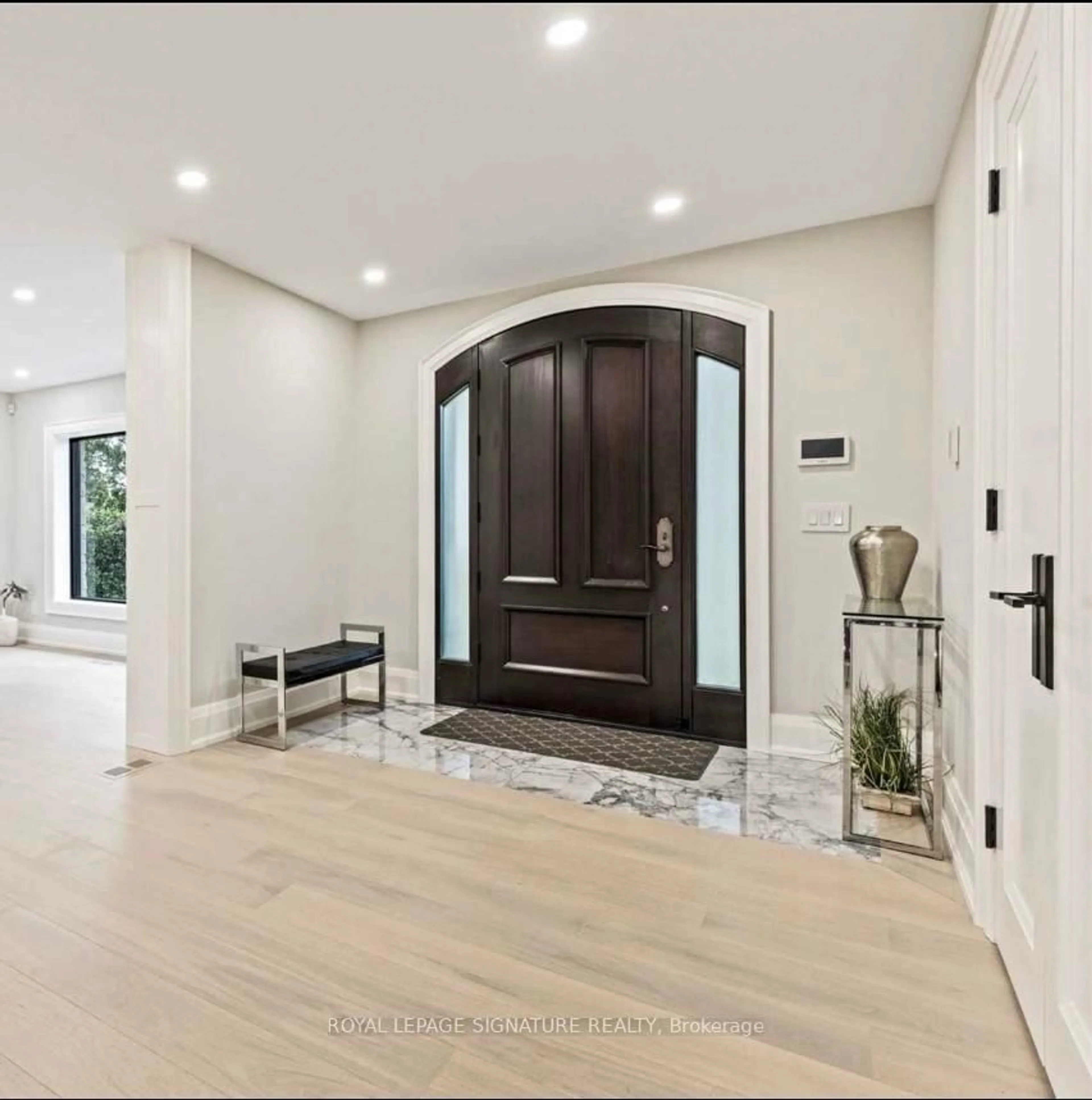 Indoor entryway for 2506 Camilla Rd, Mississauga Ontario L5A 2K5