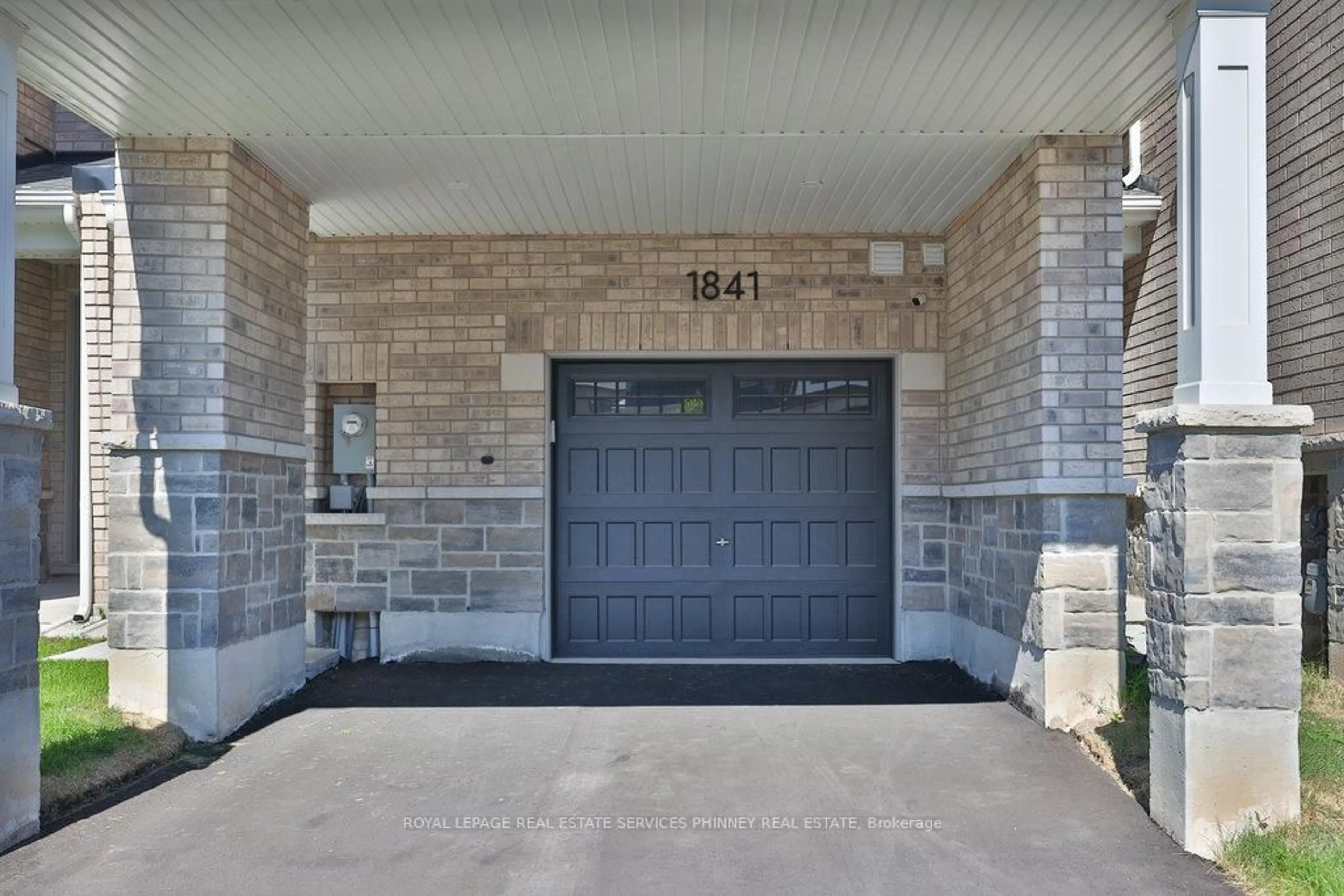 Indoor garage for 1841 Thames Circ, Milton Ontario L9E 2A4