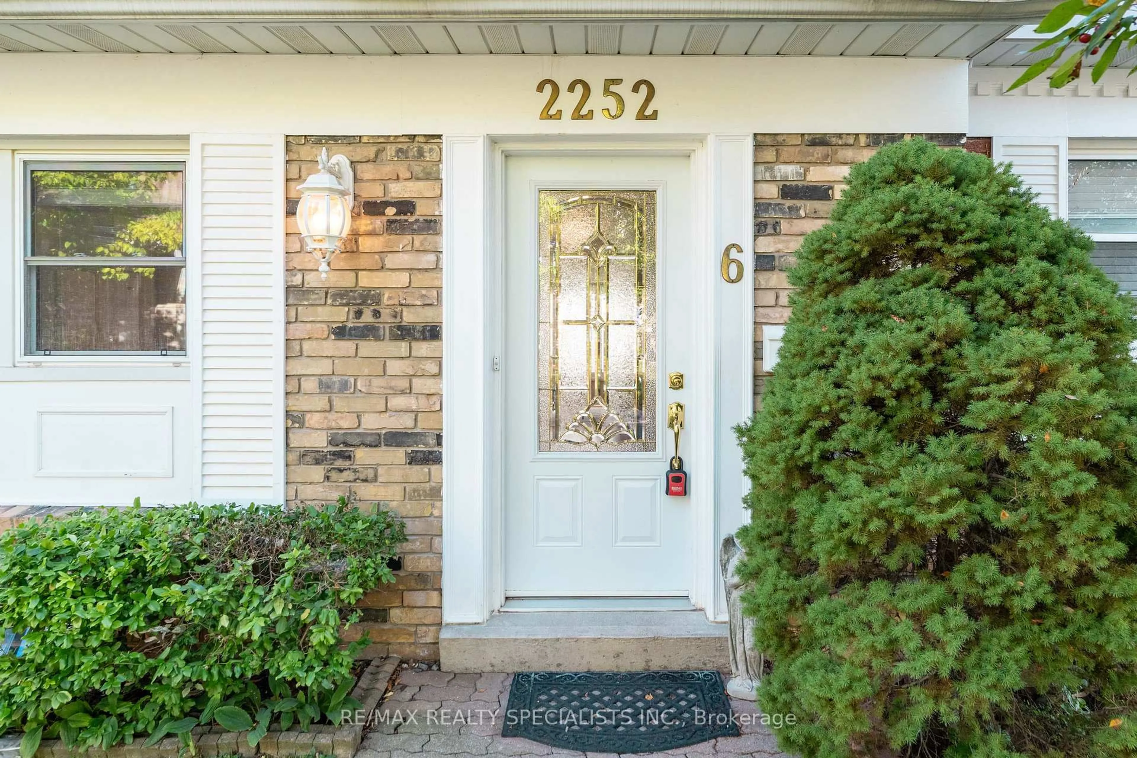 Indoor entryway for 2252 Upper Middle Rd #6, Burlington Ontario L7P 2Z9