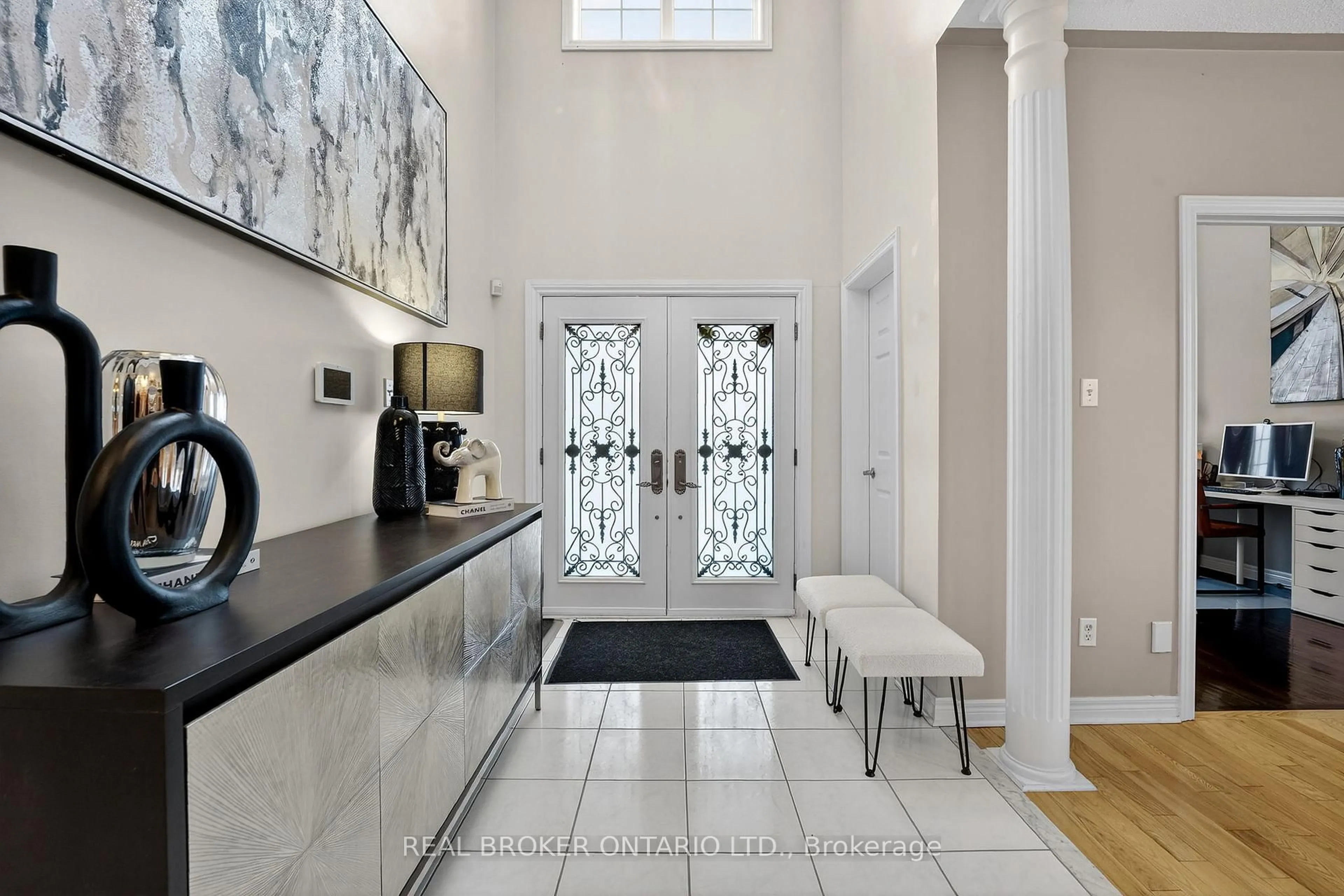 Indoor entryway for 39 Pinebrook Circ, Caledon Ontario L7C 1C4