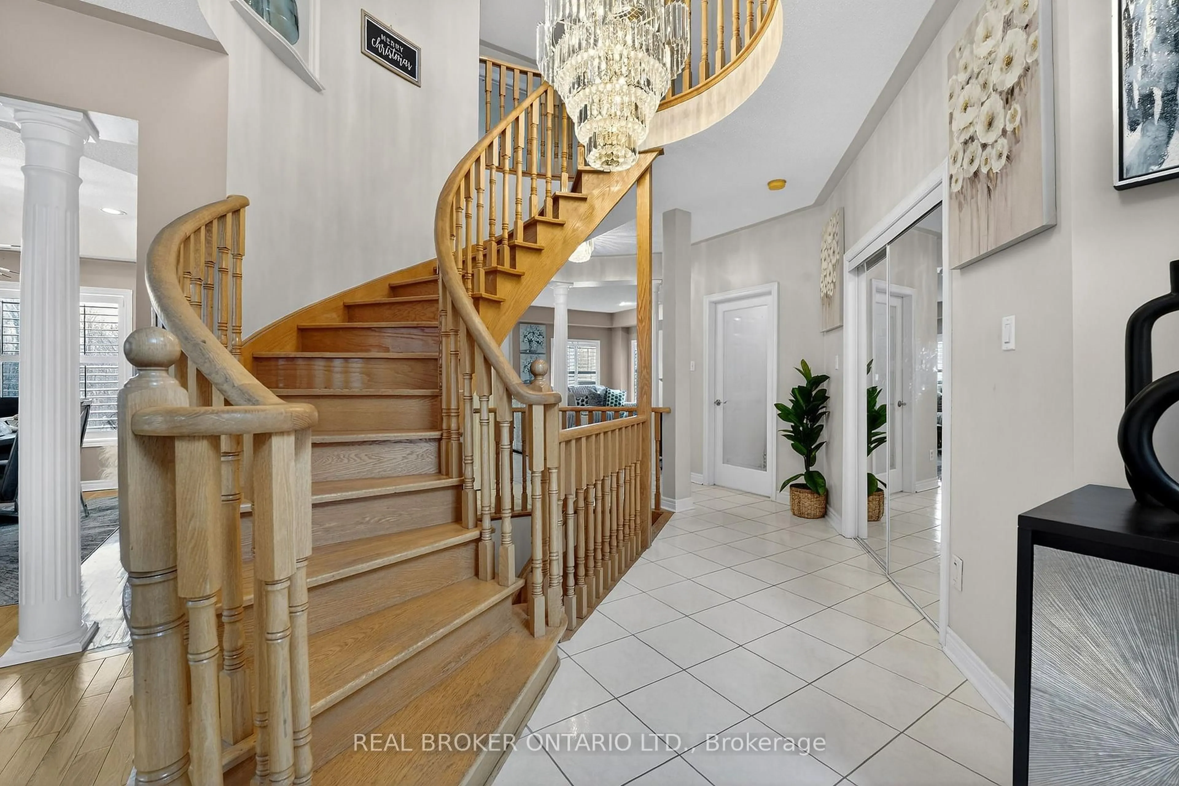 Indoor foyer for 39 Pinebrook Circ, Caledon Ontario L7C 1C4