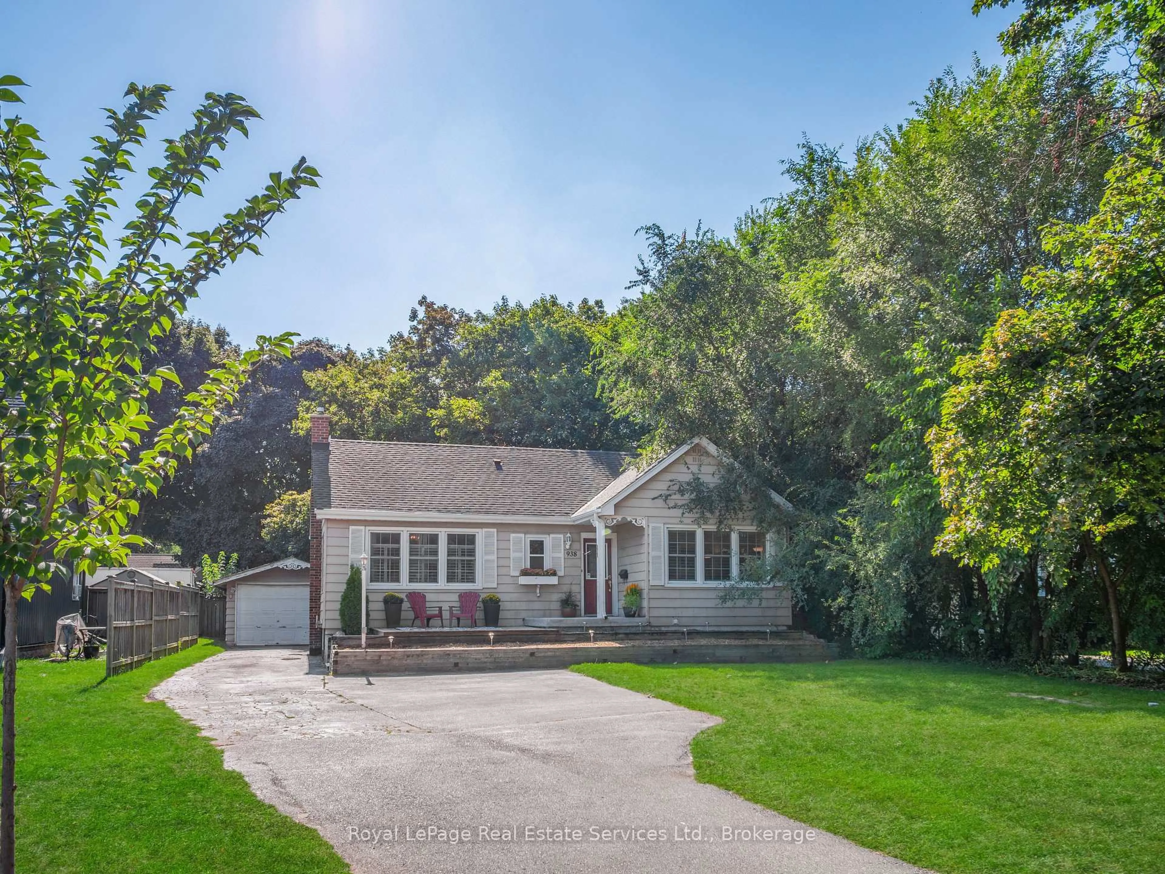 A pic from outside/outdoor area/front of a property/back of a property/a pic from drone, street for 938 King Rd, Burlington Ontario L7T 3L3