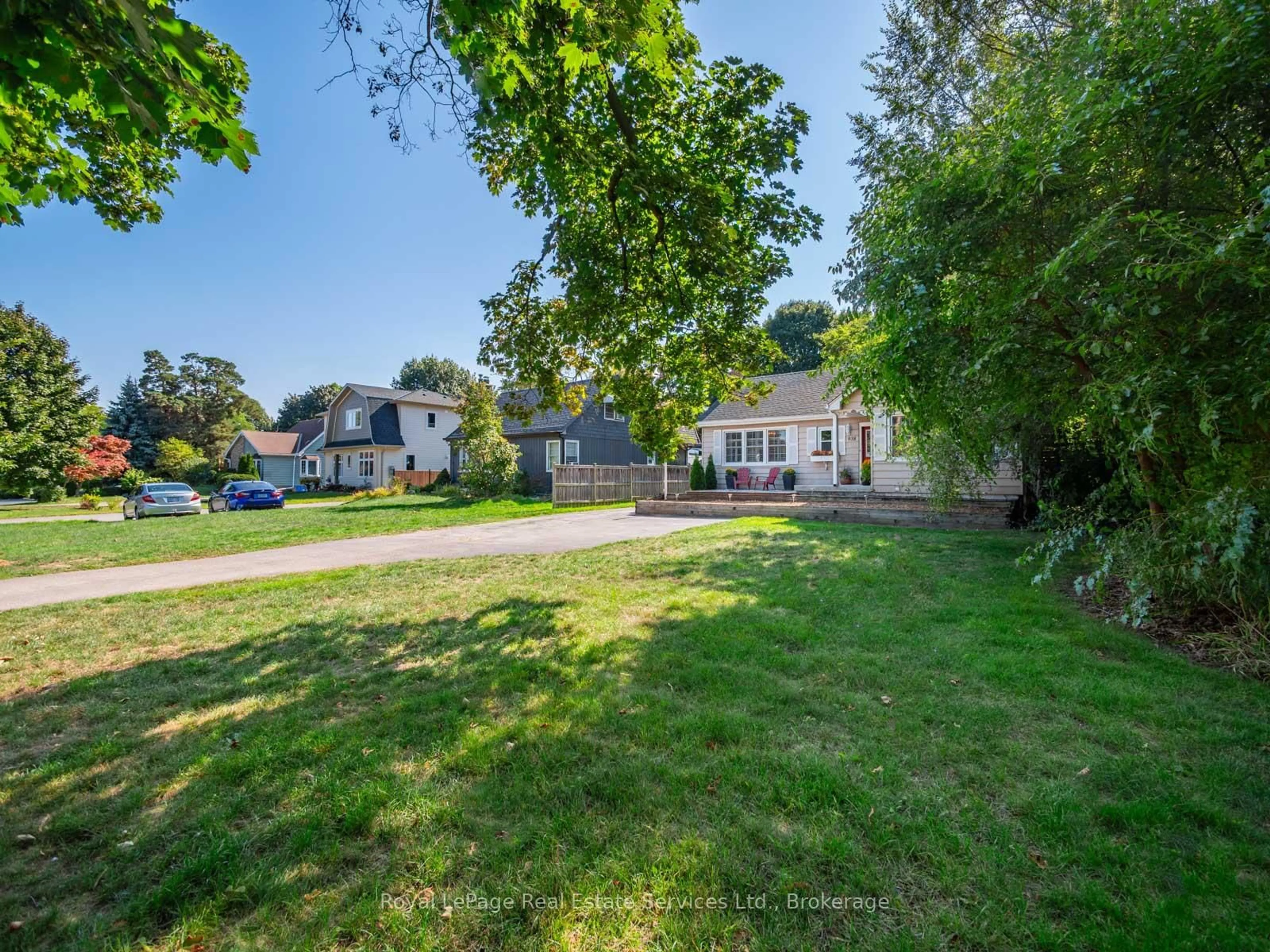 A pic from outside/outdoor area/front of a property/back of a property/a pic from drone, street for 938 King Rd, Burlington Ontario L7T 3L3