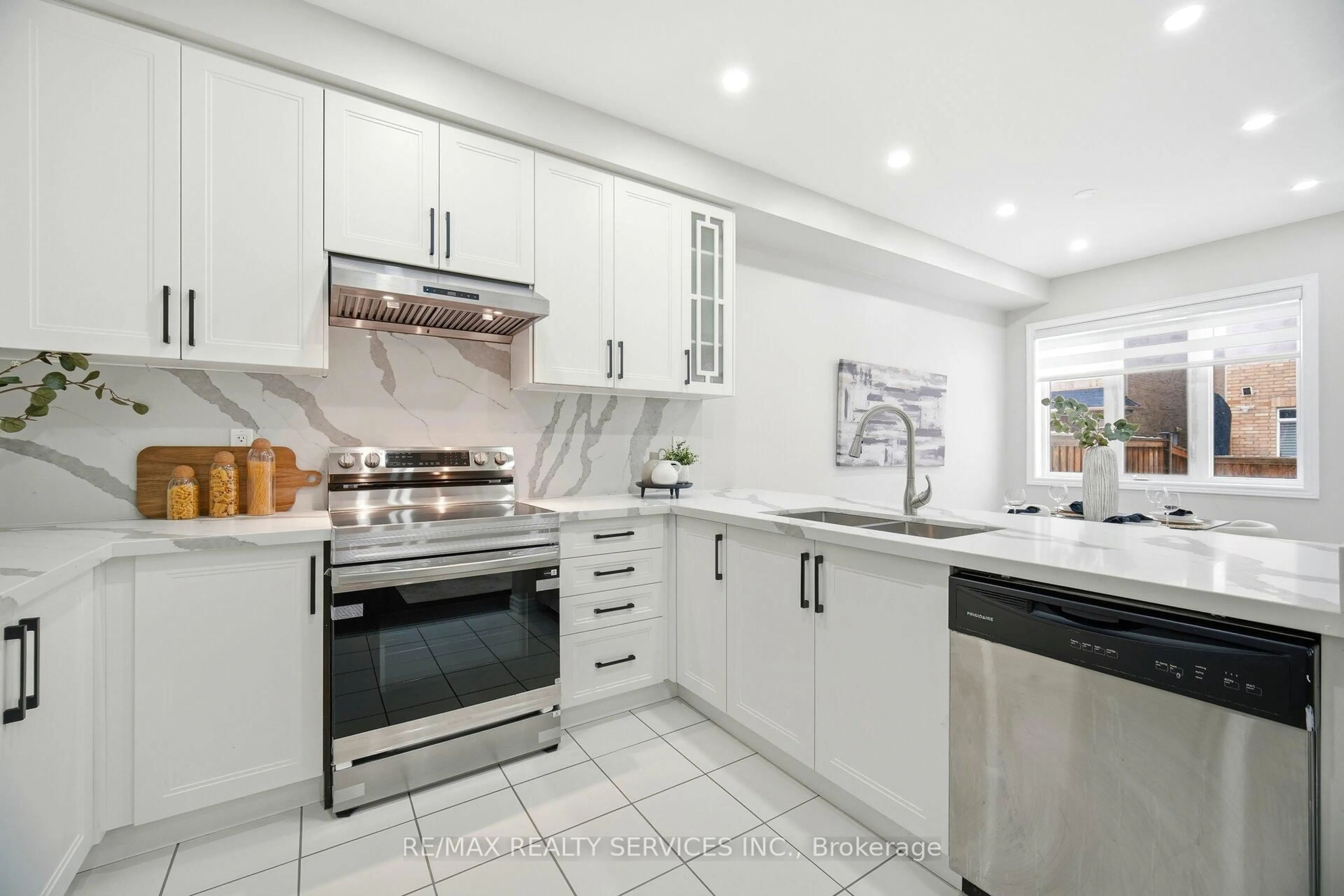 Contemporary kitchen, ceramic/tile floor for 26 Deer Ridge Tr, Caledon Ontario L7C 3Z6