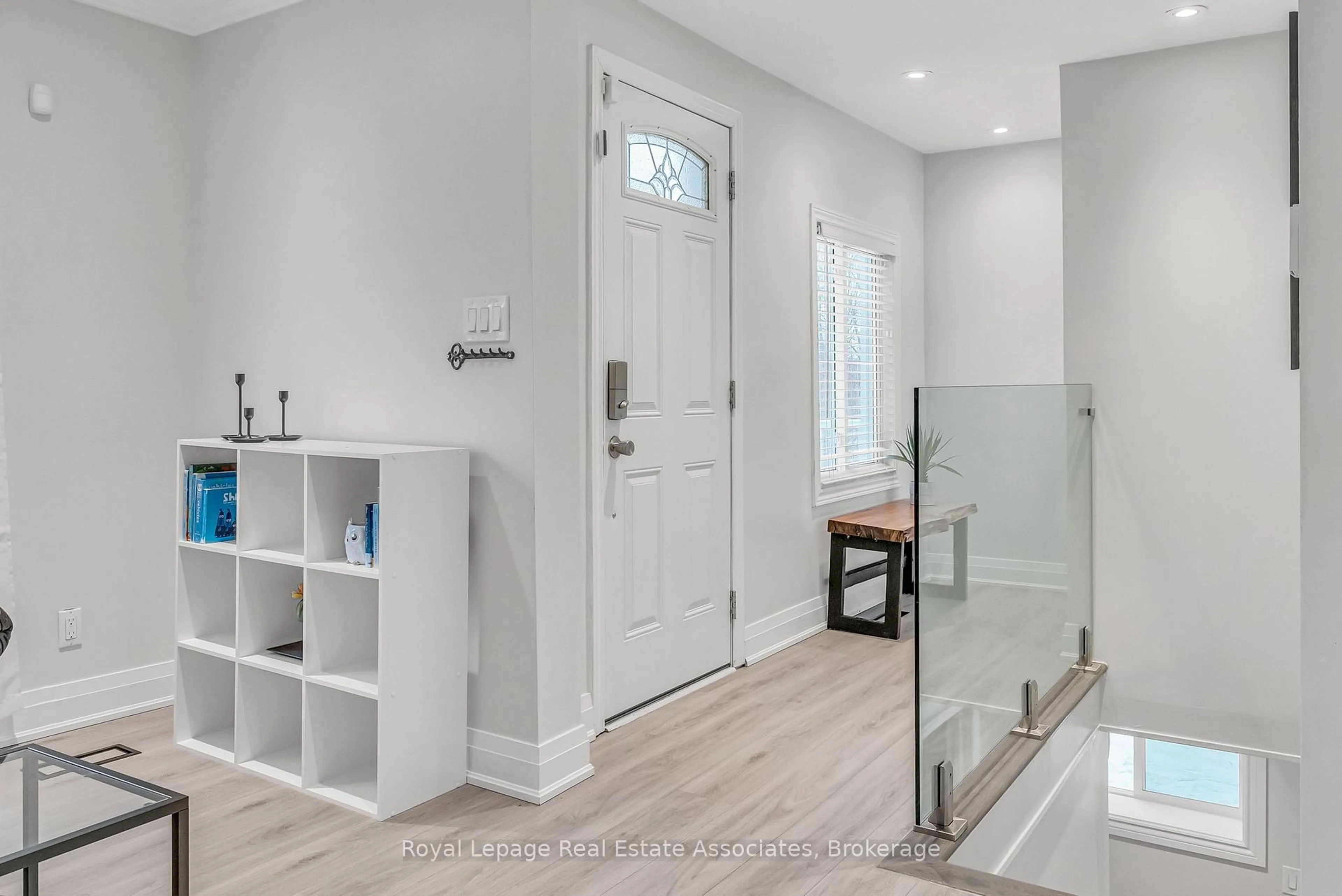 Indoor entryway for 1034 Meredith Ave, Mississauga Ontario L5E 2C7