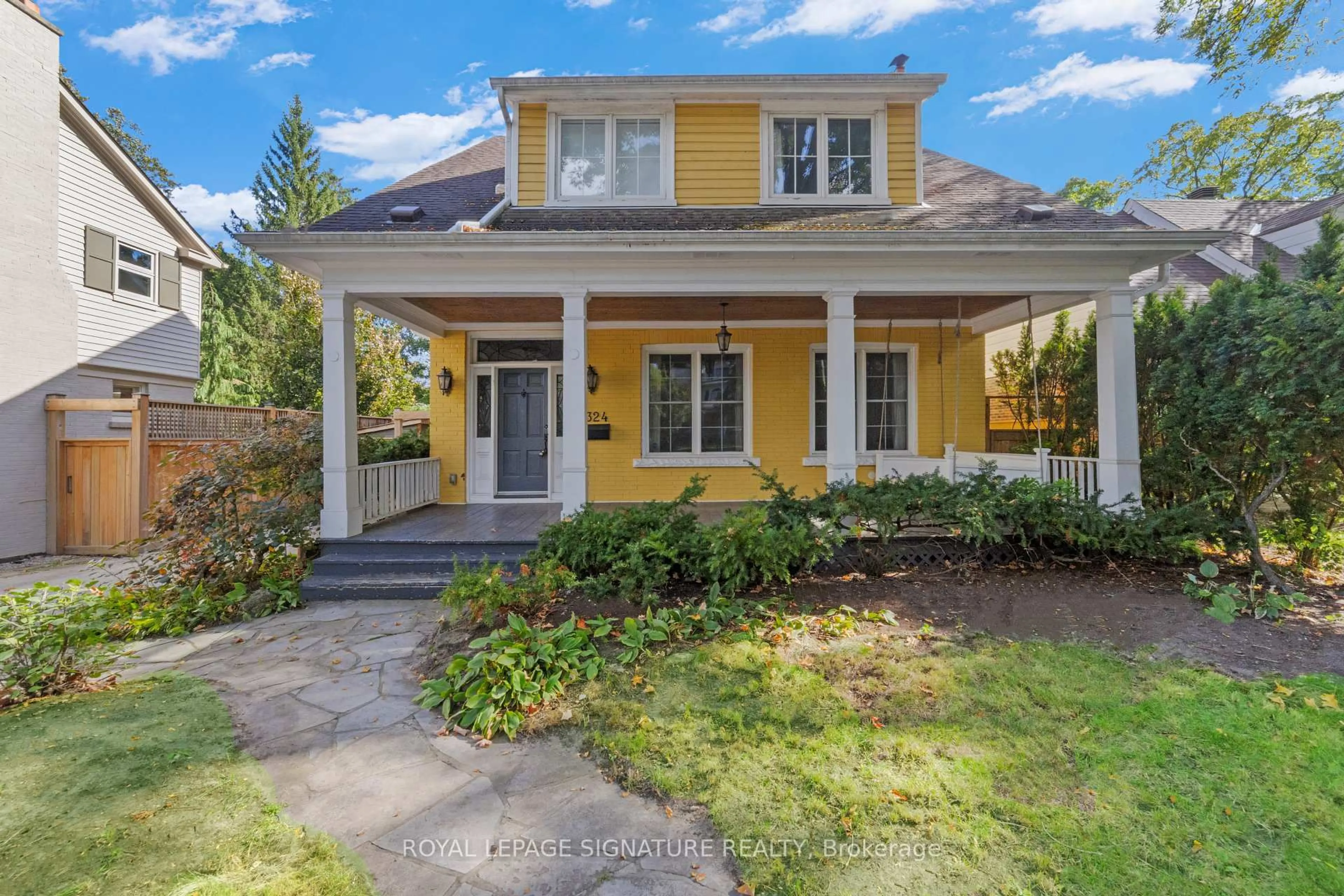 Home with vinyl exterior material, street for 324 Spruce St, Oakville Ontario L6J 2H1