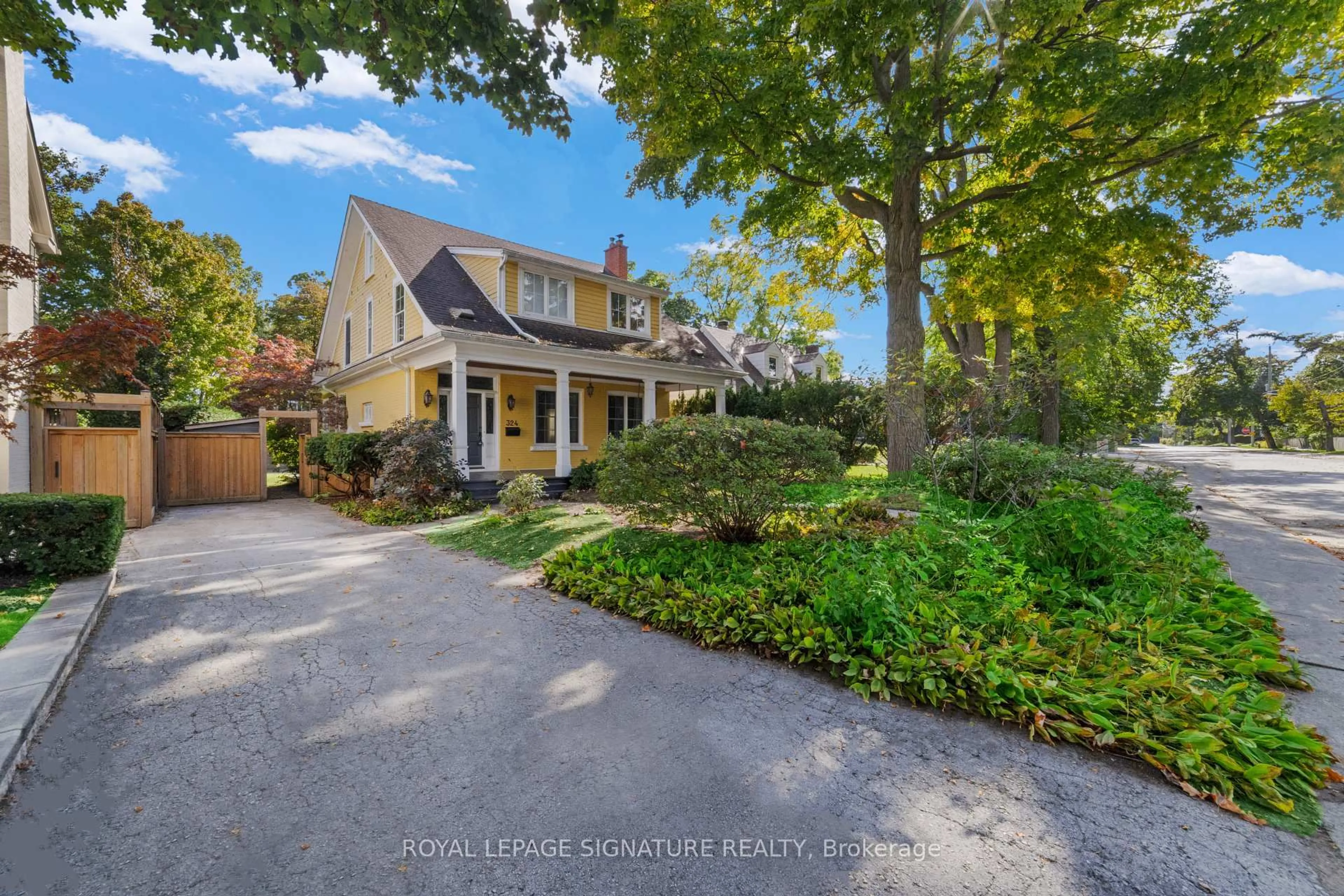 A pic from outside/outdoor area/front of a property/back of a property/a pic from drone, street for 324 Spruce St, Oakville Ontario L6J 2H1