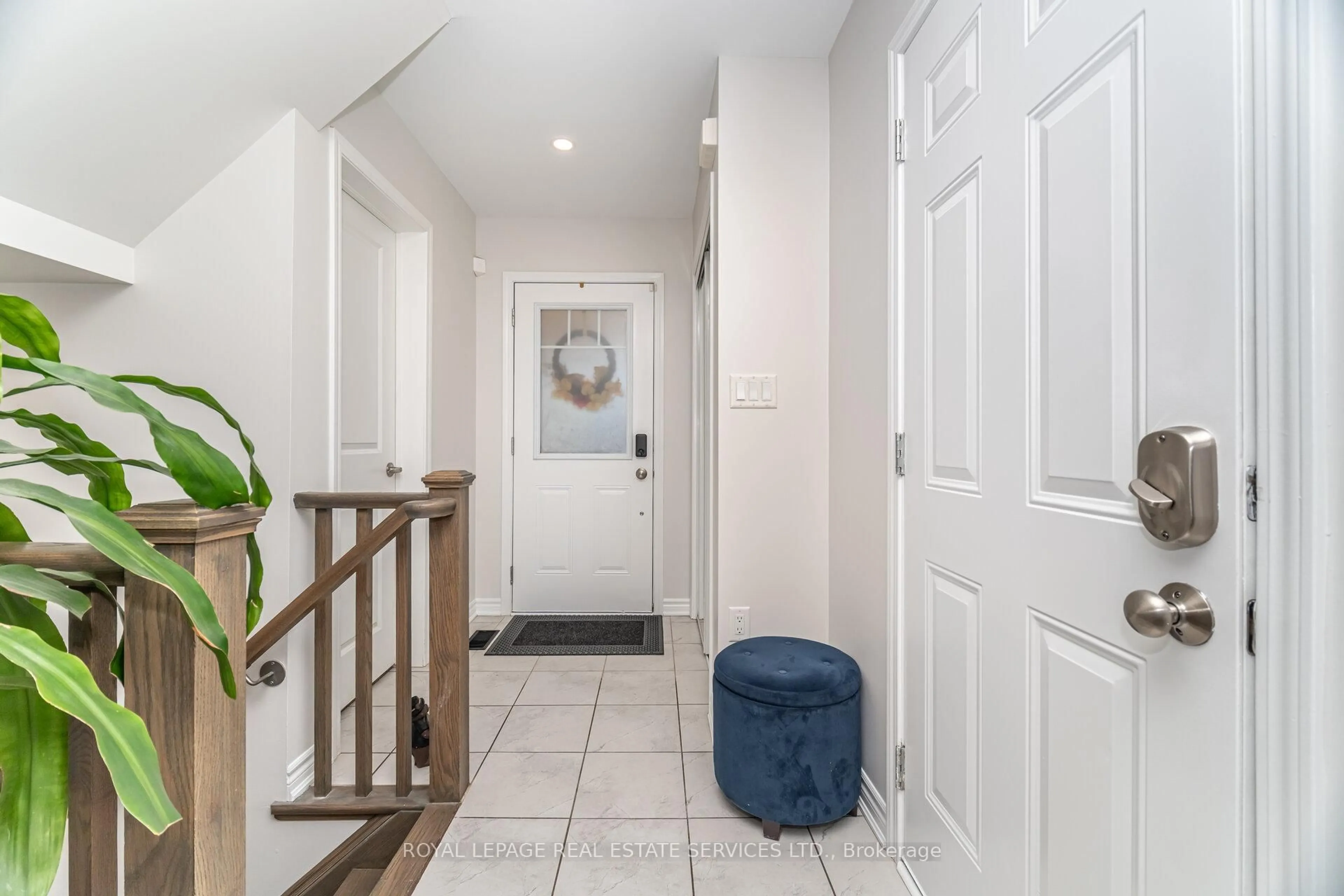 Indoor entryway for 290 Beasley Terr, Milton Ontario L9E 1C5
