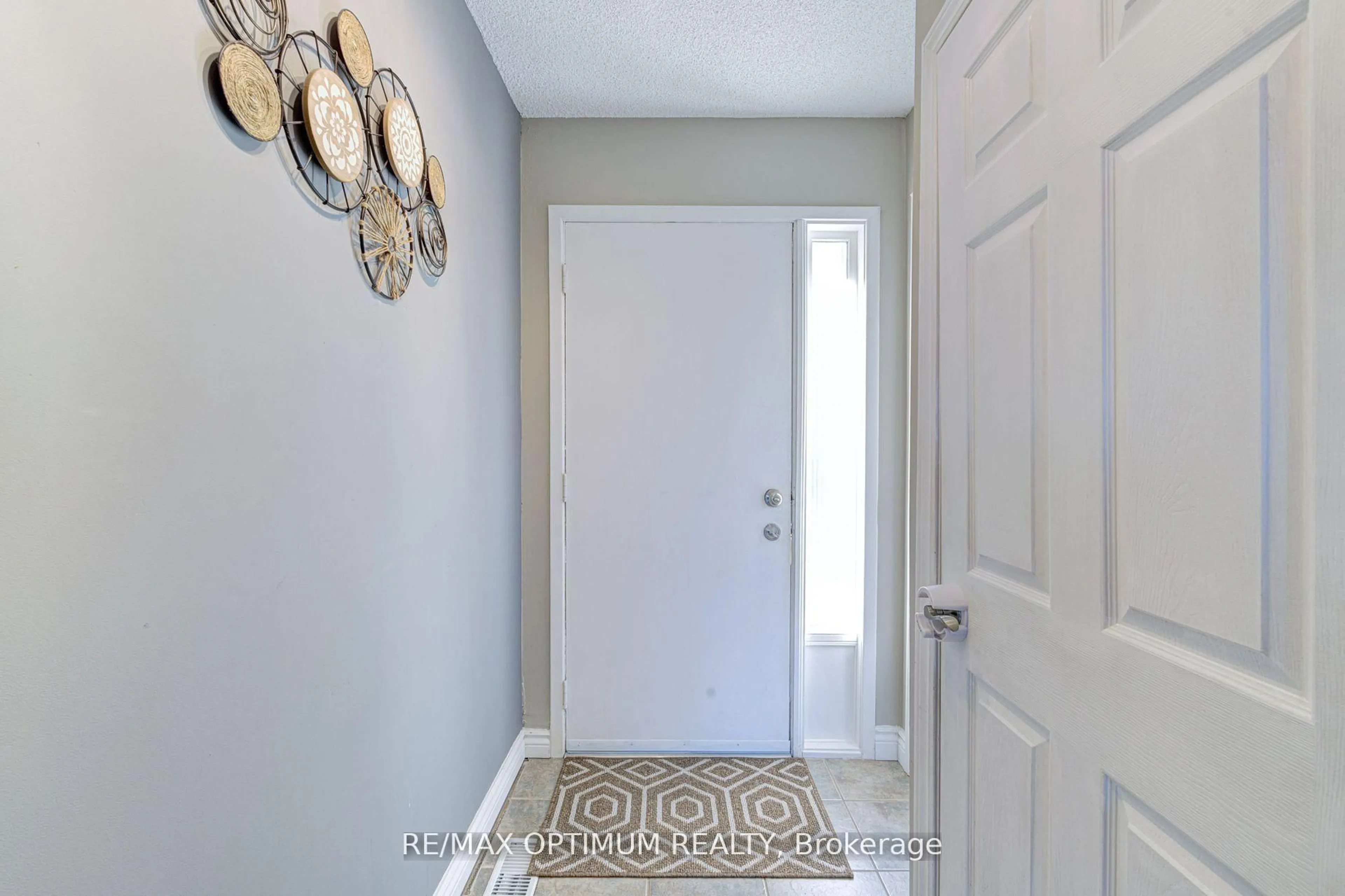 Indoor entryway for 2050 Upper Middle Rd #81, Burlington Ontario L7P 3R9