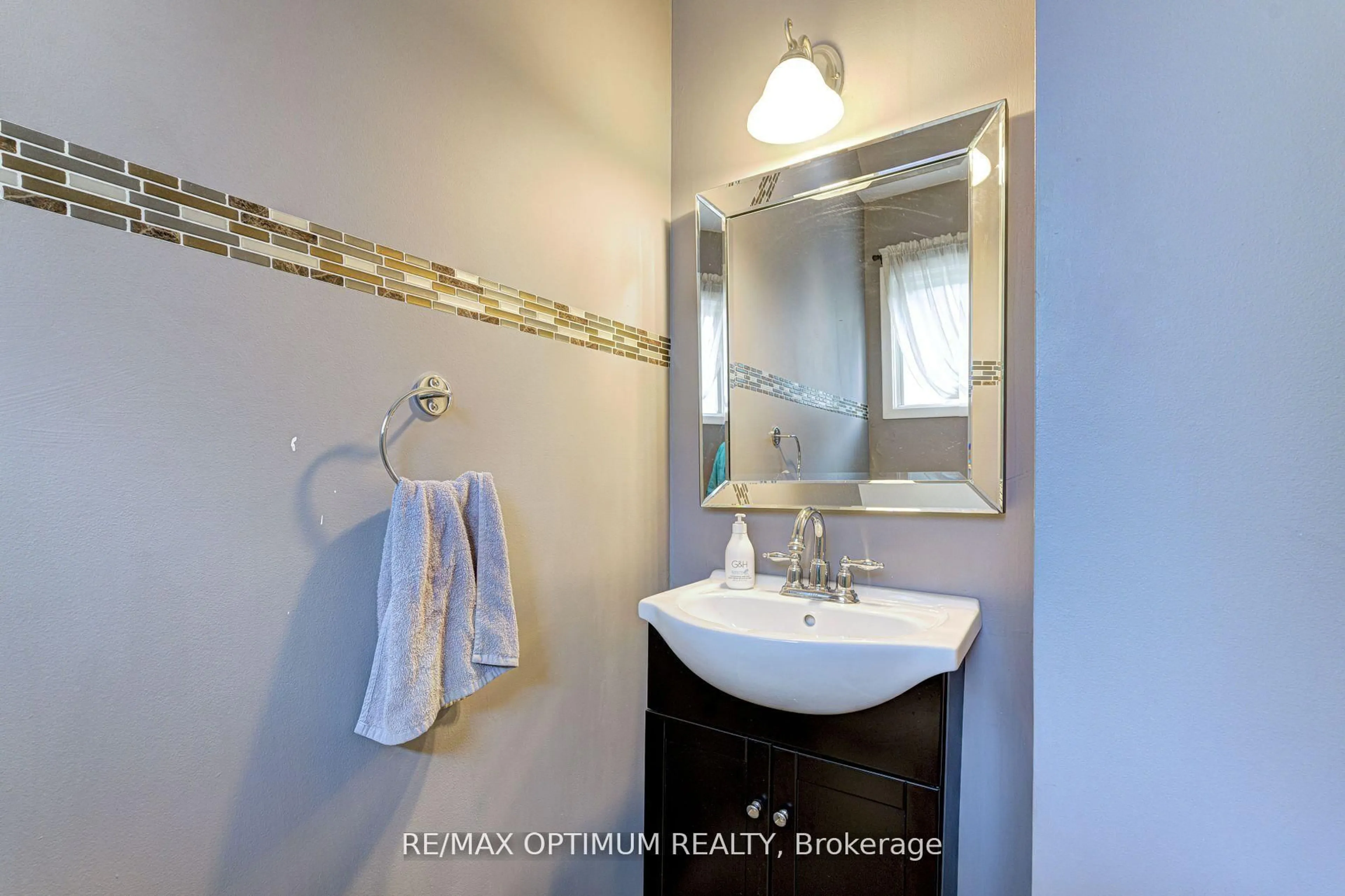 Standard bathroom, ceramic/tile floor for 2050 Upper Middle Rd #81, Burlington Ontario L7P 3R9
