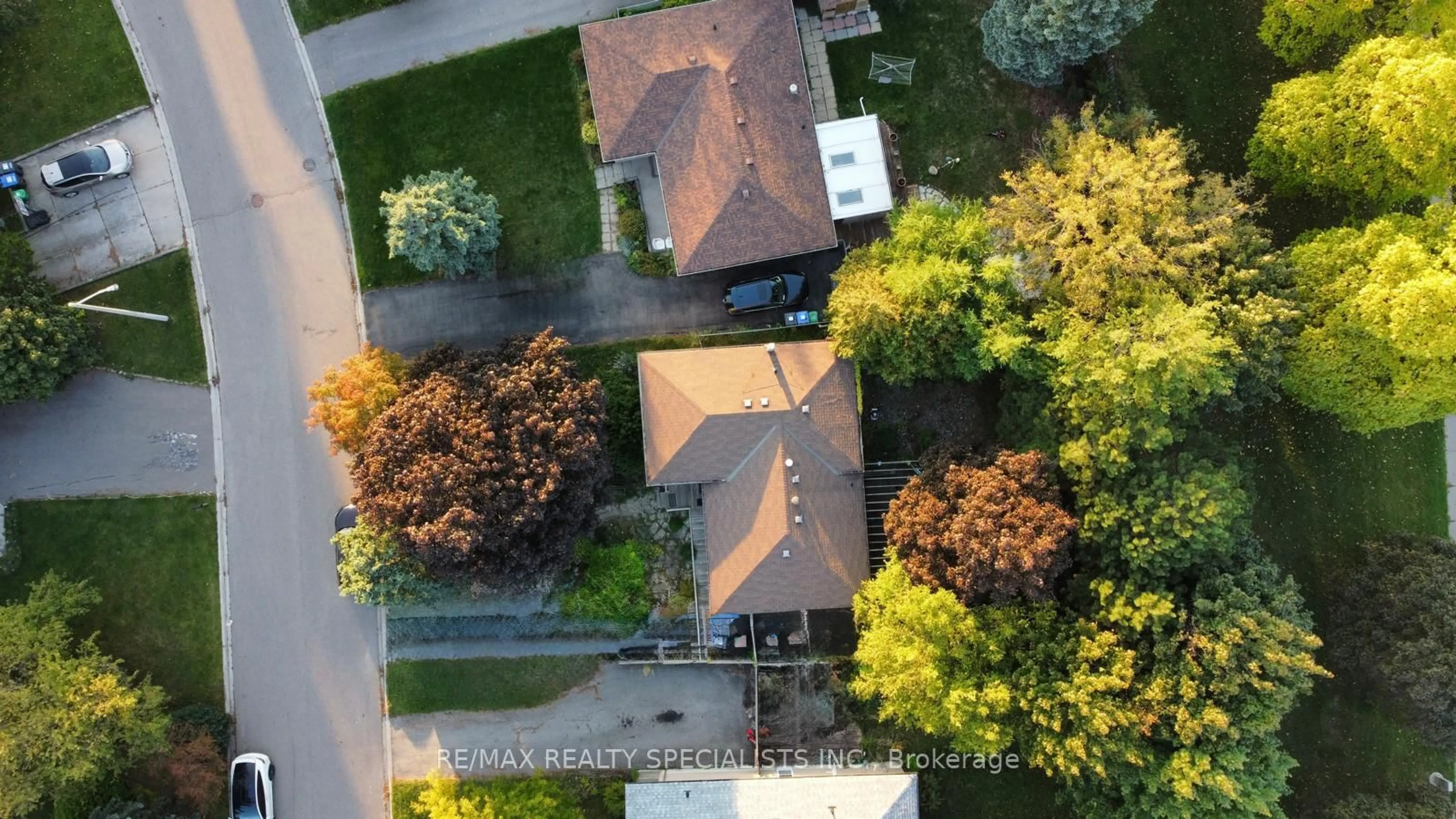 A pic from outside/outdoor area/front of a property/back of a property/a pic from drone, street for 38 Dunblaine Cres, Brampton Ontario L6T 3H2