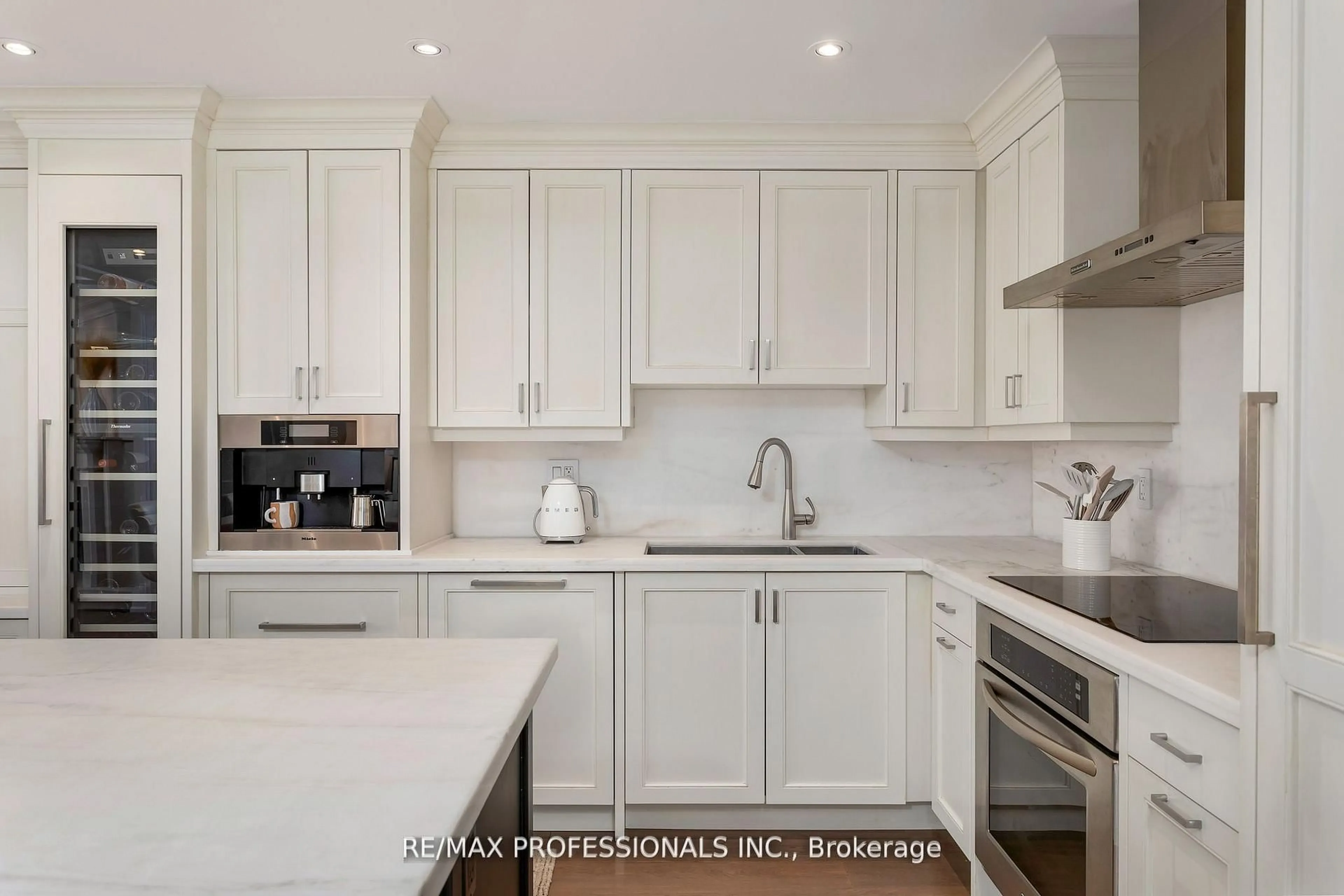 Unknown for 71 Old Mill Rd #304, Toronto Ontario M8X 1G9