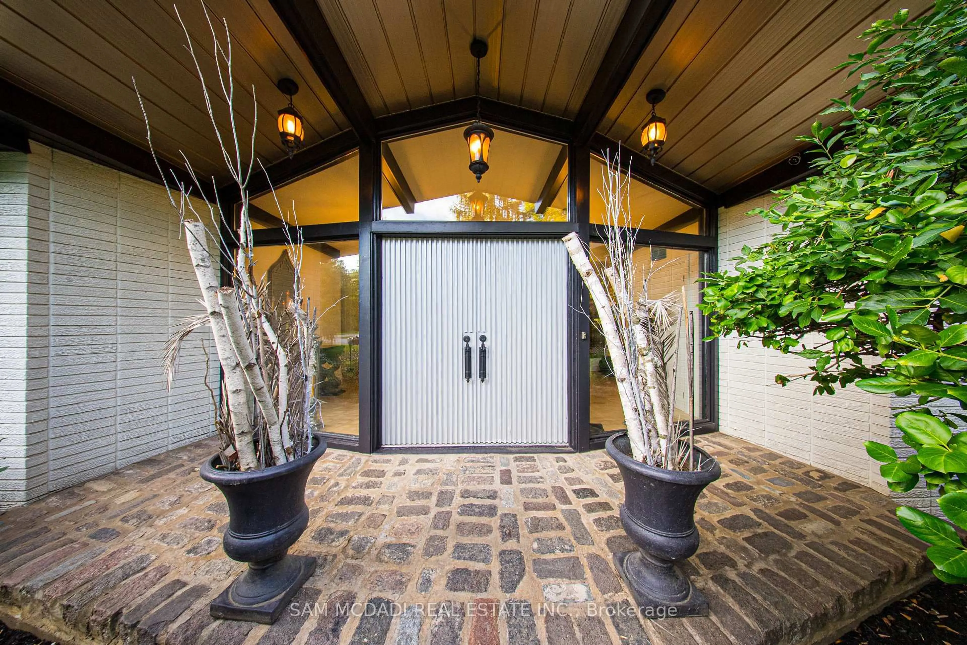 Indoor entryway for 625 Sir Richard's Rd, Mississauga Ontario L5C 1A3