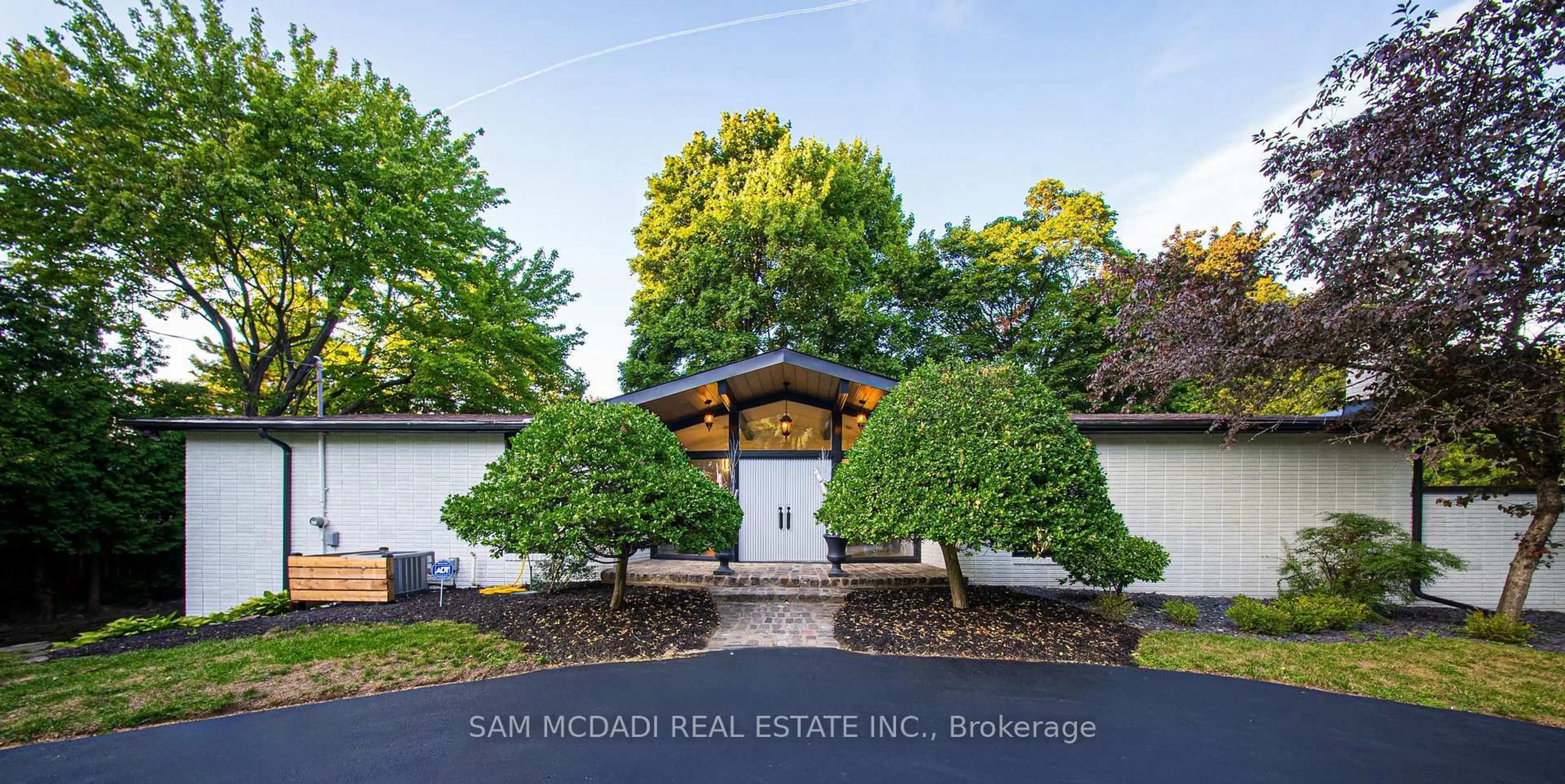 Indoor entryway for 625 Sir Richard's Rd, Mississauga Ontario L5C 1A3