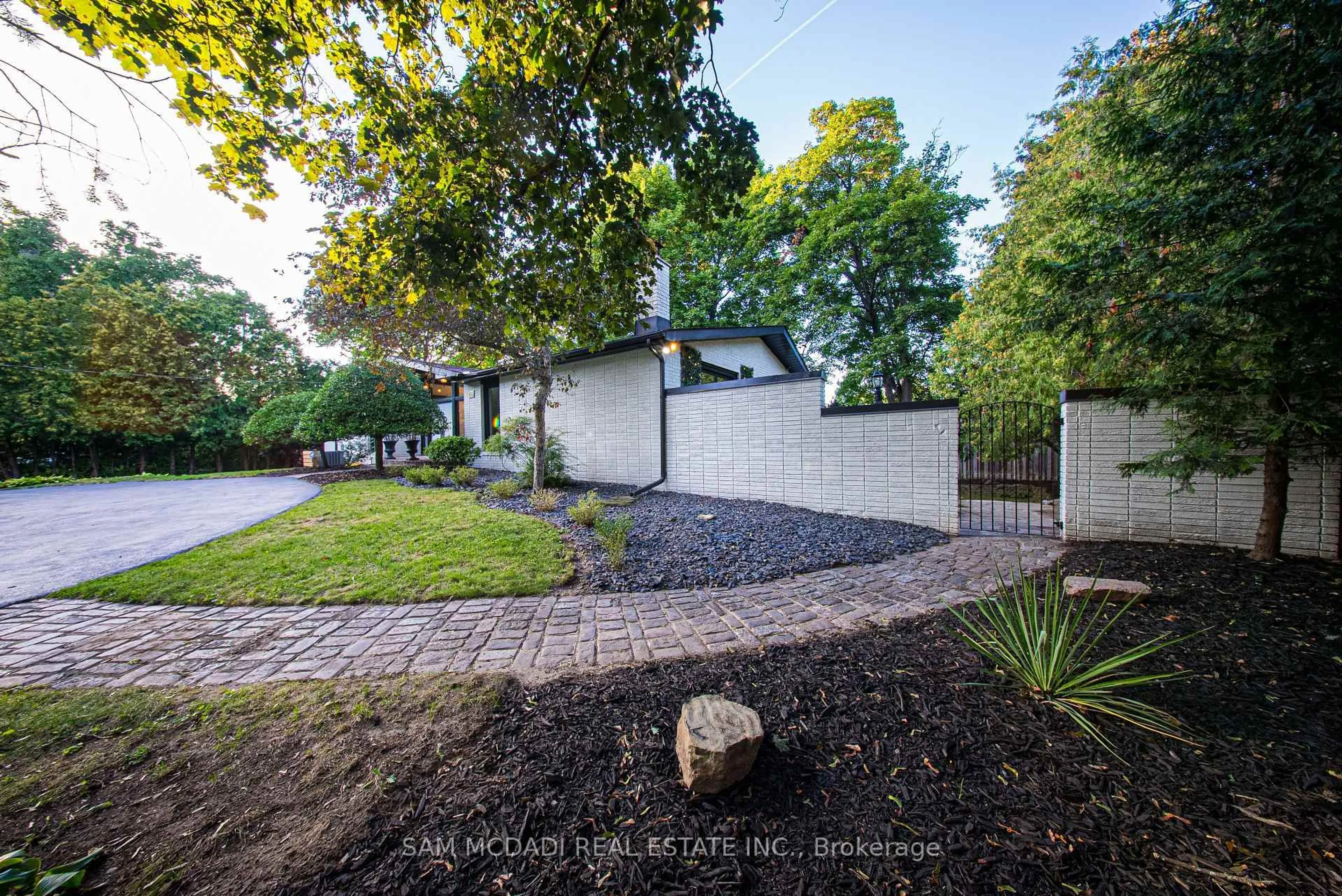 A pic from outside/outdoor area/front of a property/back of a property/a pic from drone, street for 625 Sir Richard's Rd, Mississauga Ontario L5C 1A3