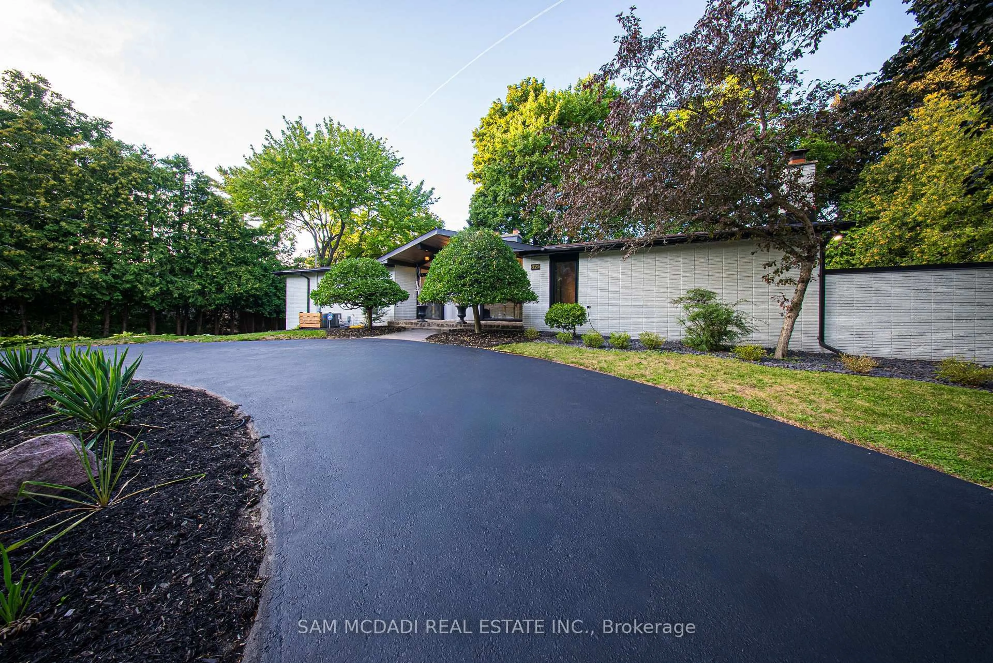 A pic from outside/outdoor area/front of a property/back of a property/a pic from drone, street for 625 Sir Richard's Rd, Mississauga Ontario L5C 1A3