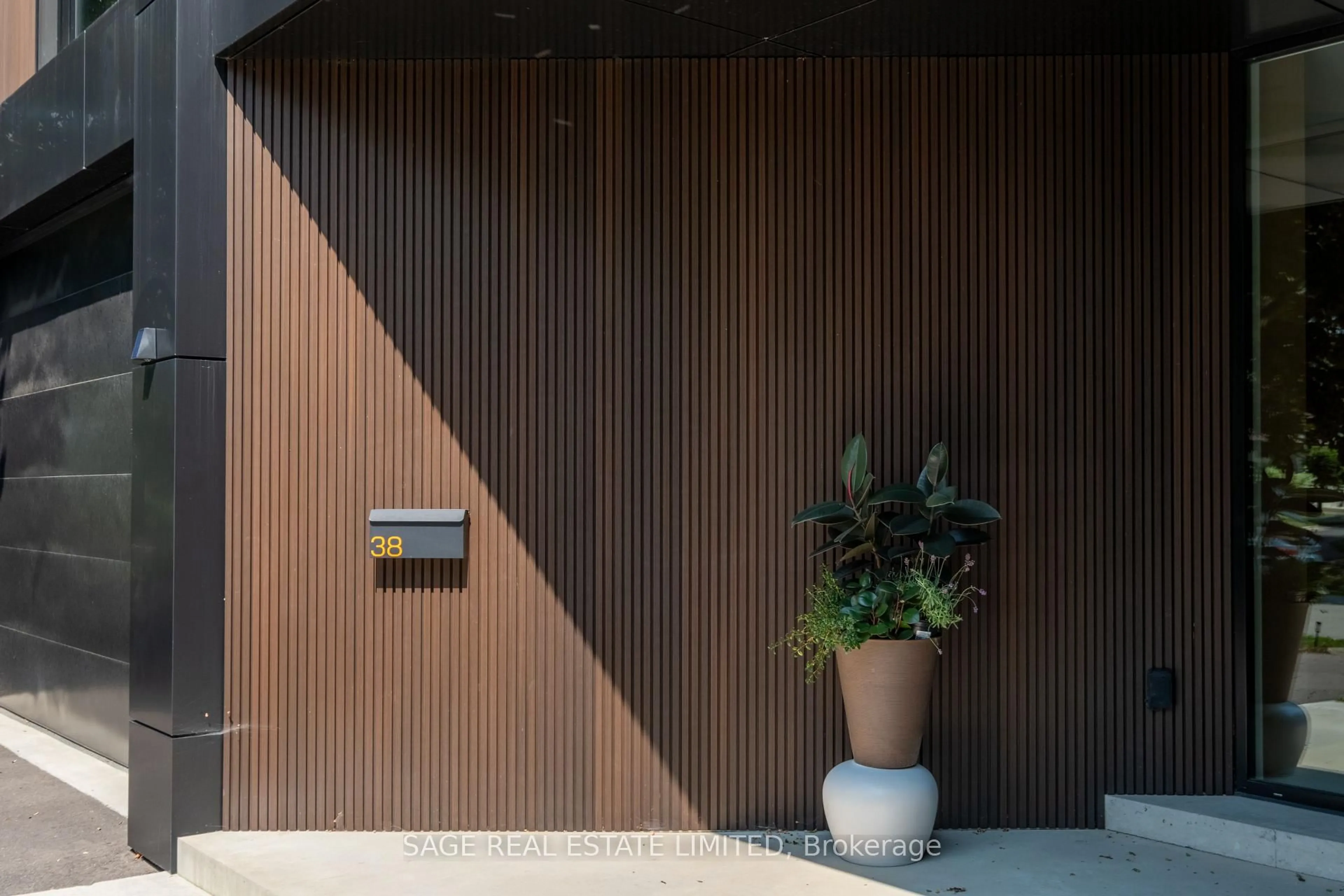 Indoor entryway for 38 Ravensbourne Cres, Toronto Ontario M9A 2A8