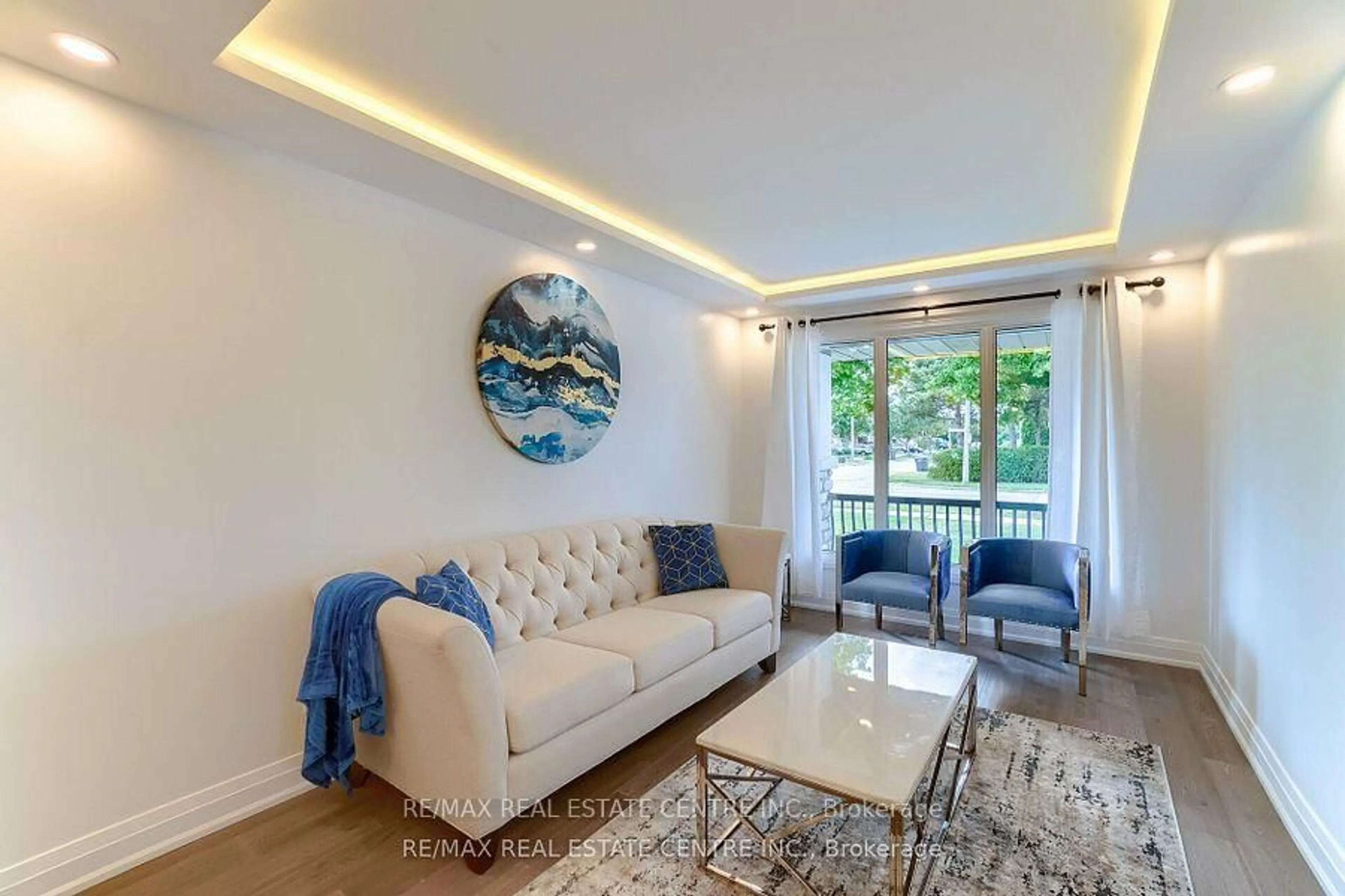 Living room with furniture, wood/laminate floor for 550 Meadows Blvd, Mississauga Ontario L4Z 1G6