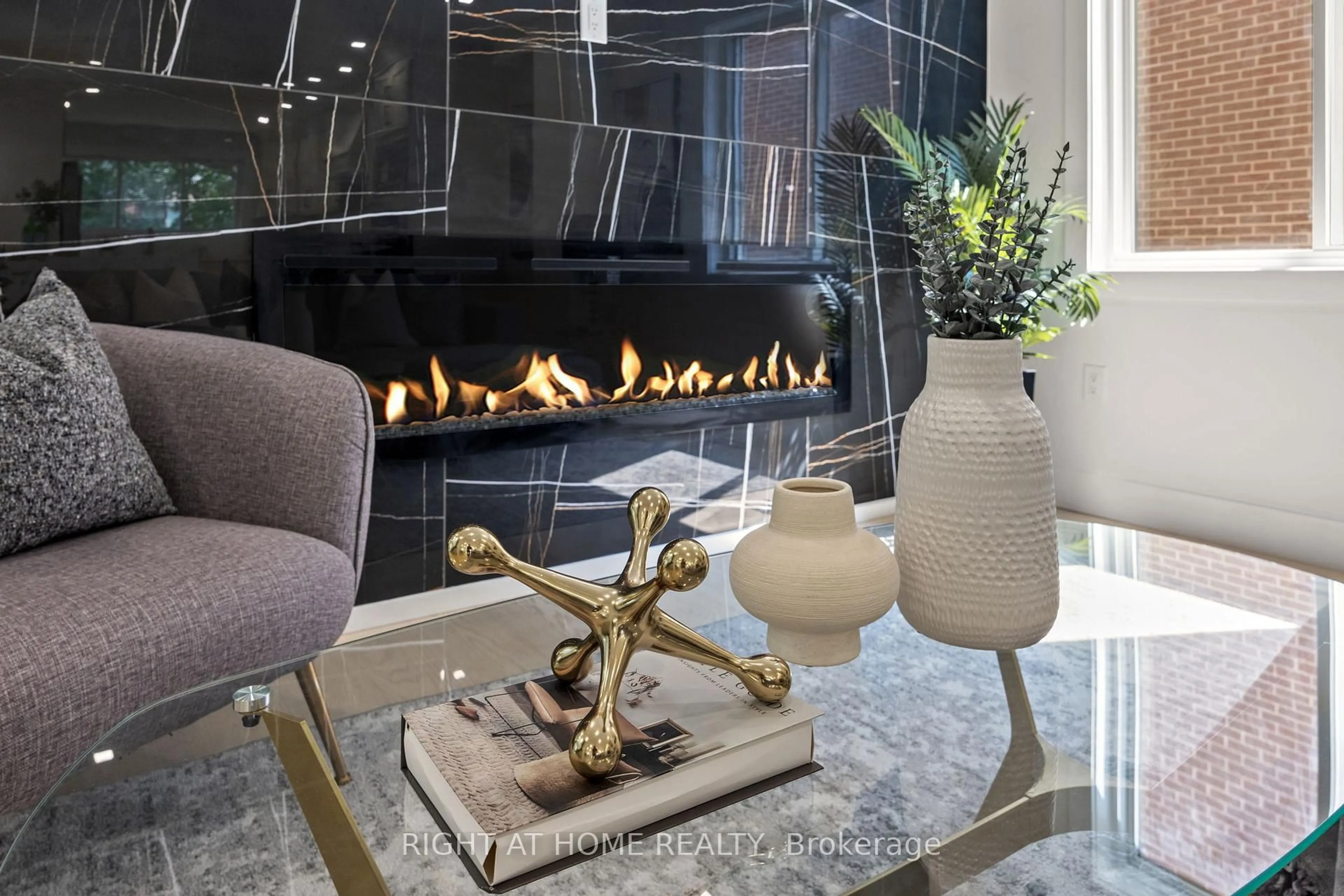 Lobby for 3049 Golden Orchard Dr, Mississauga Ontario L4X 2V1