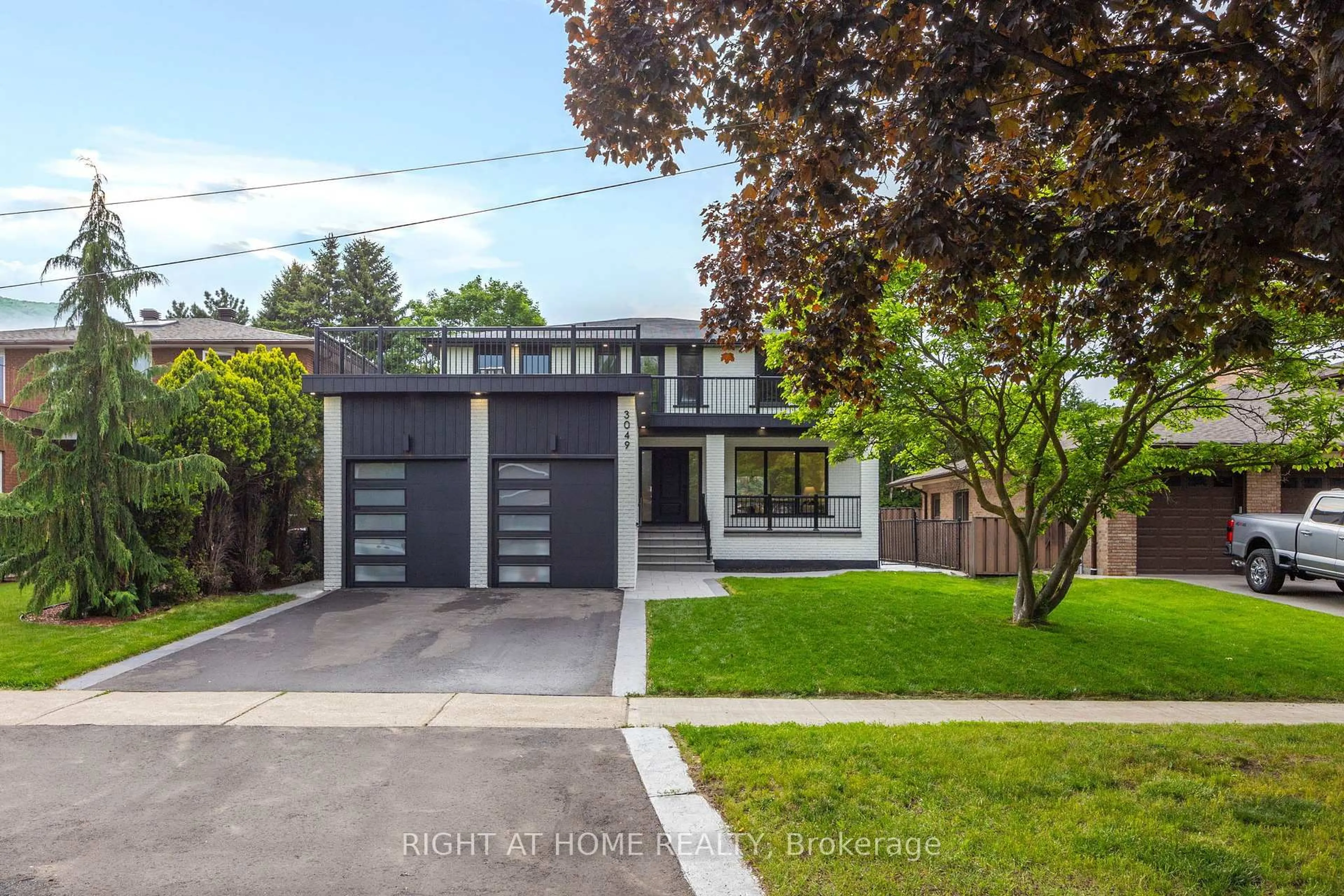 Home with brick exterior material, street for 3049 Golden Orchard Dr, Mississauga Ontario L4X 2V1