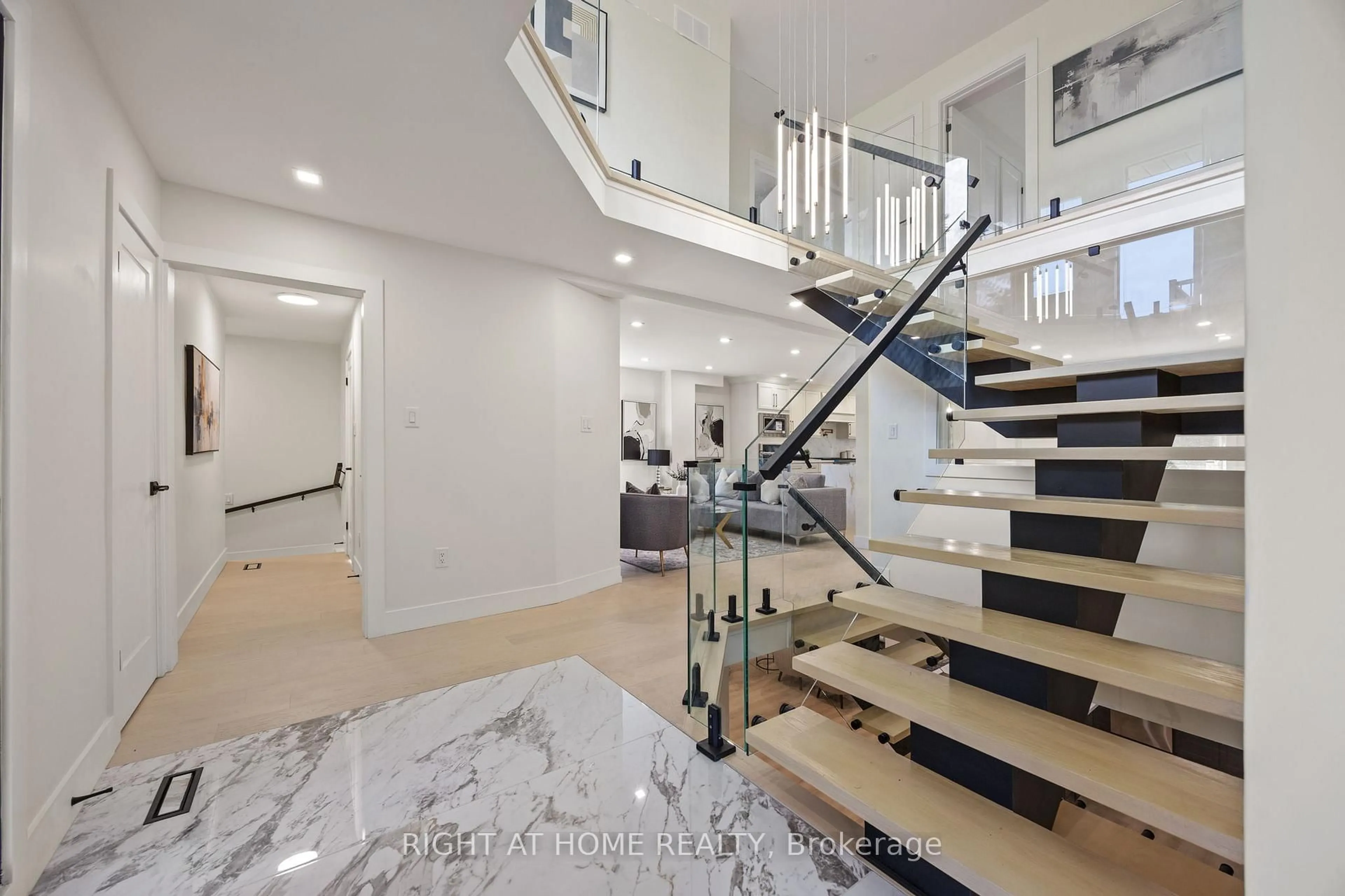 Stairs for 3049 Golden Orchard Dr, Mississauga Ontario L4X 2V1