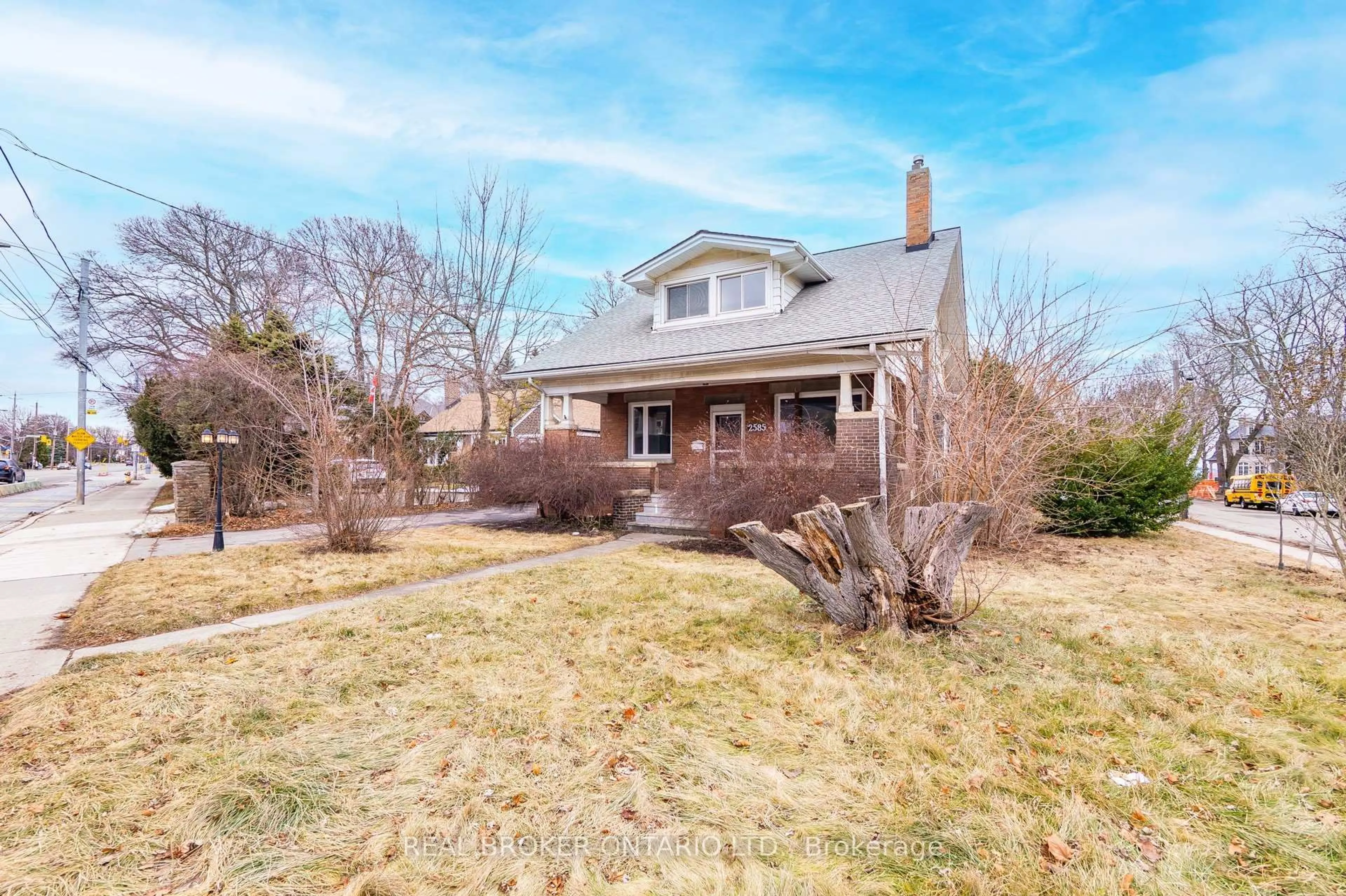 A pic from outside/outdoor area/front of a property/back of a property/a pic from drone, street for 2585 Lakeshore Blvd, Toronto Ontario M8V 1G3