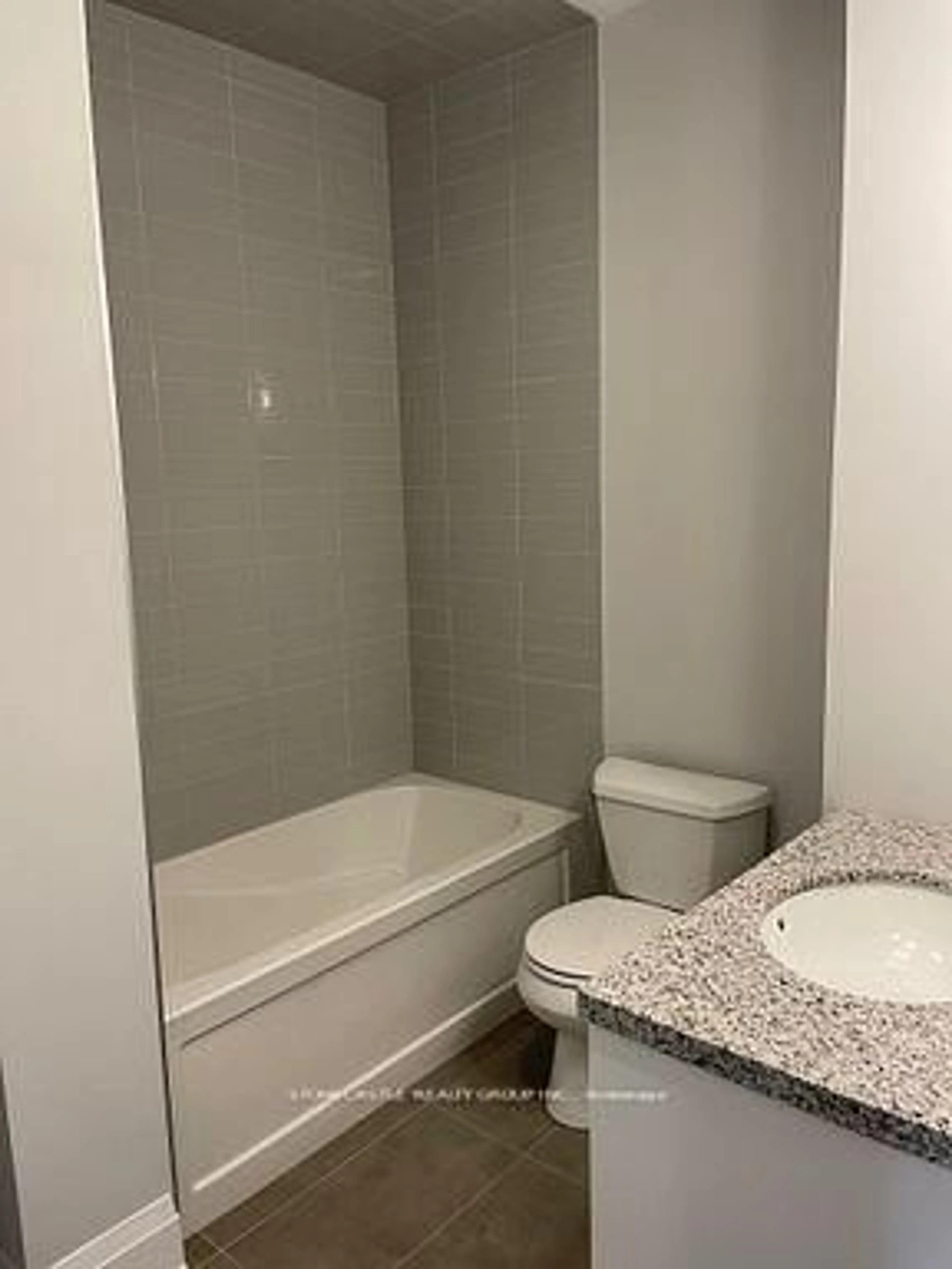 Standard bathroom, unknown for 4040 Upper Middle Rd #119, Burlington Ontario L7M 0H2