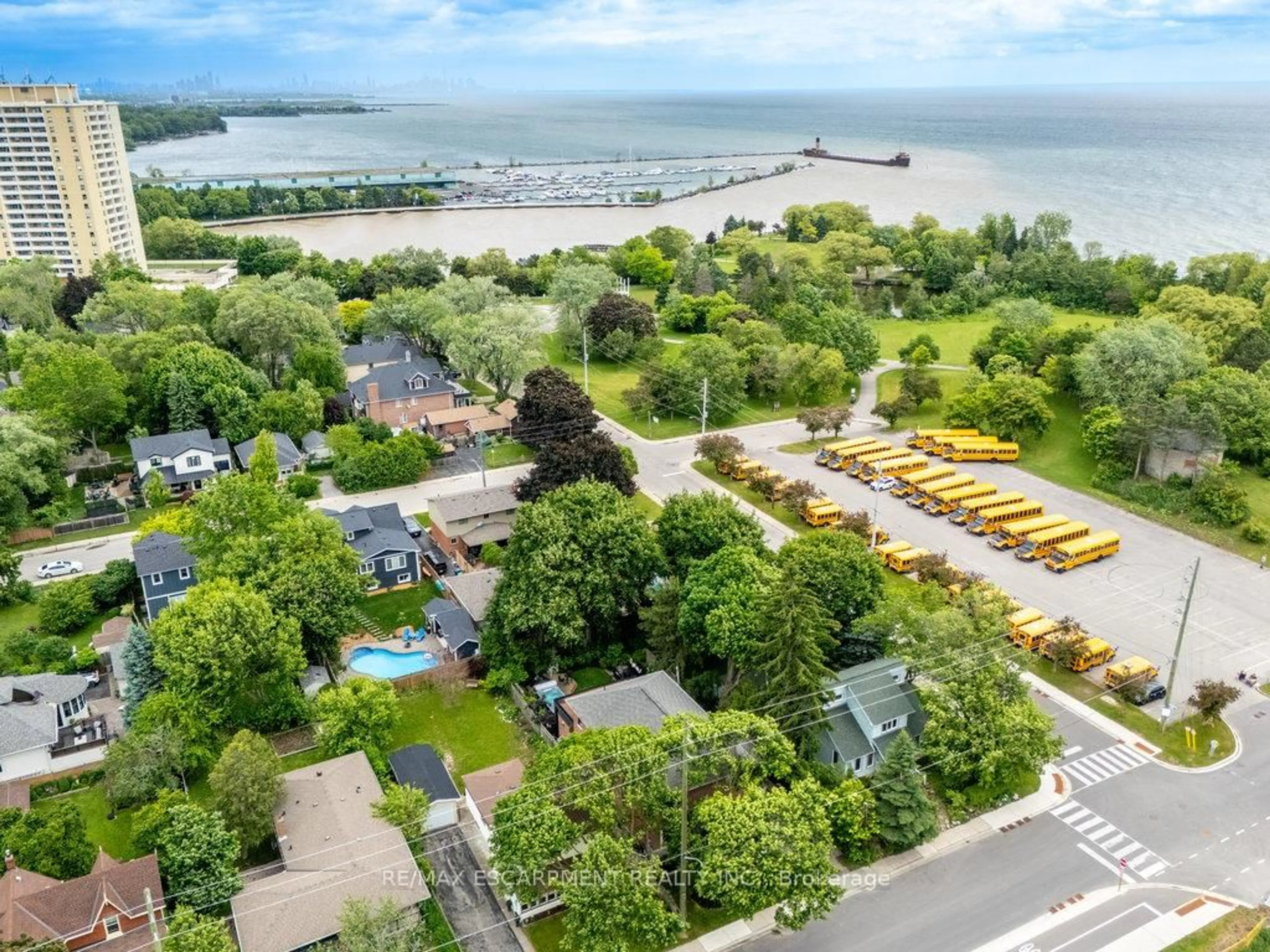 A pic from outside/outdoor area/front of a property/back of a property/a pic from drone, water/lake/river/ocean view for 43 Mississauga Rd, Mississauga Ontario L5H 2H3