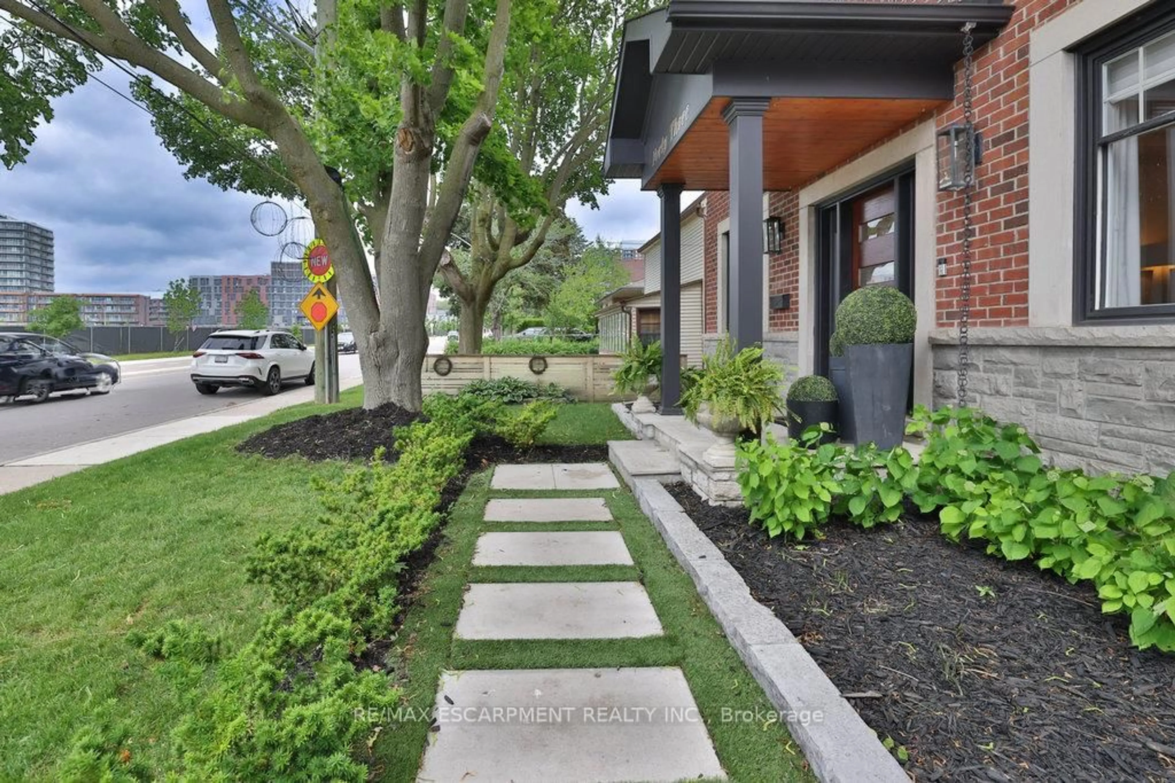 Patio, street for 43 Mississauga Rd, Mississauga Ontario L5H 2H3