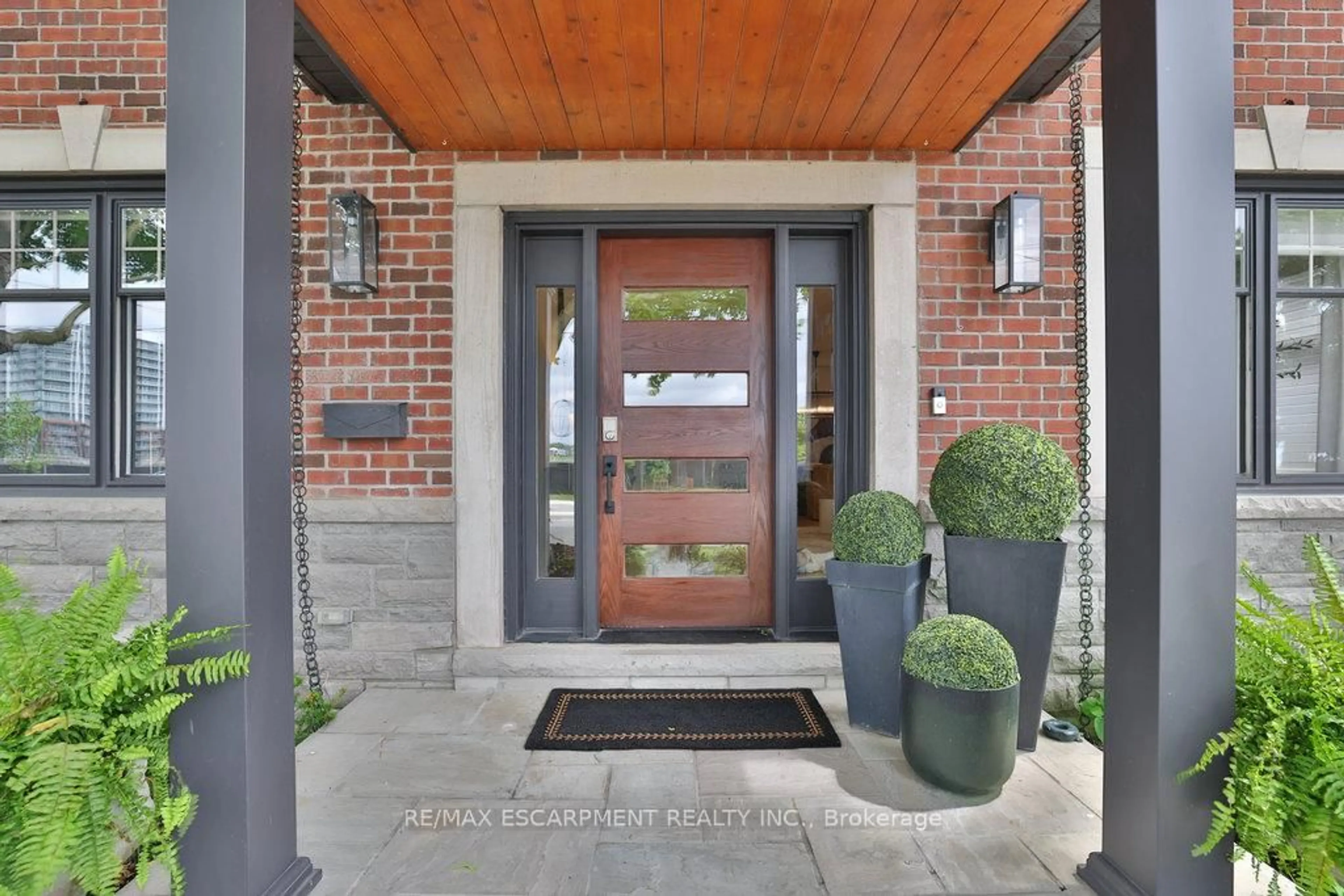 Indoor entryway for 43 Mississauga Rd, Mississauga Ontario L5H 2H3
