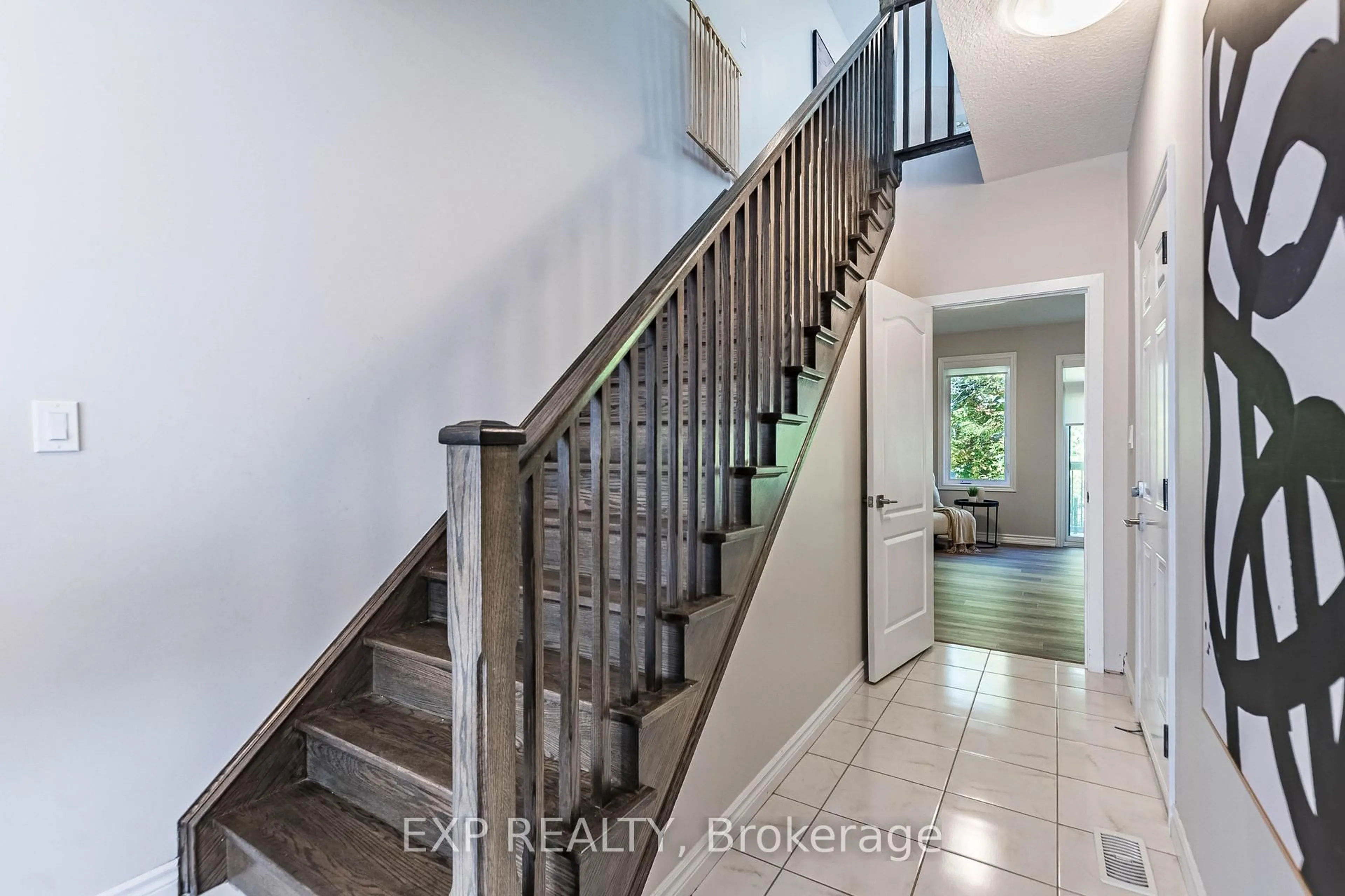 Indoor entryway for 445 Ontario St #7, Milton Ontario L9T 9K2