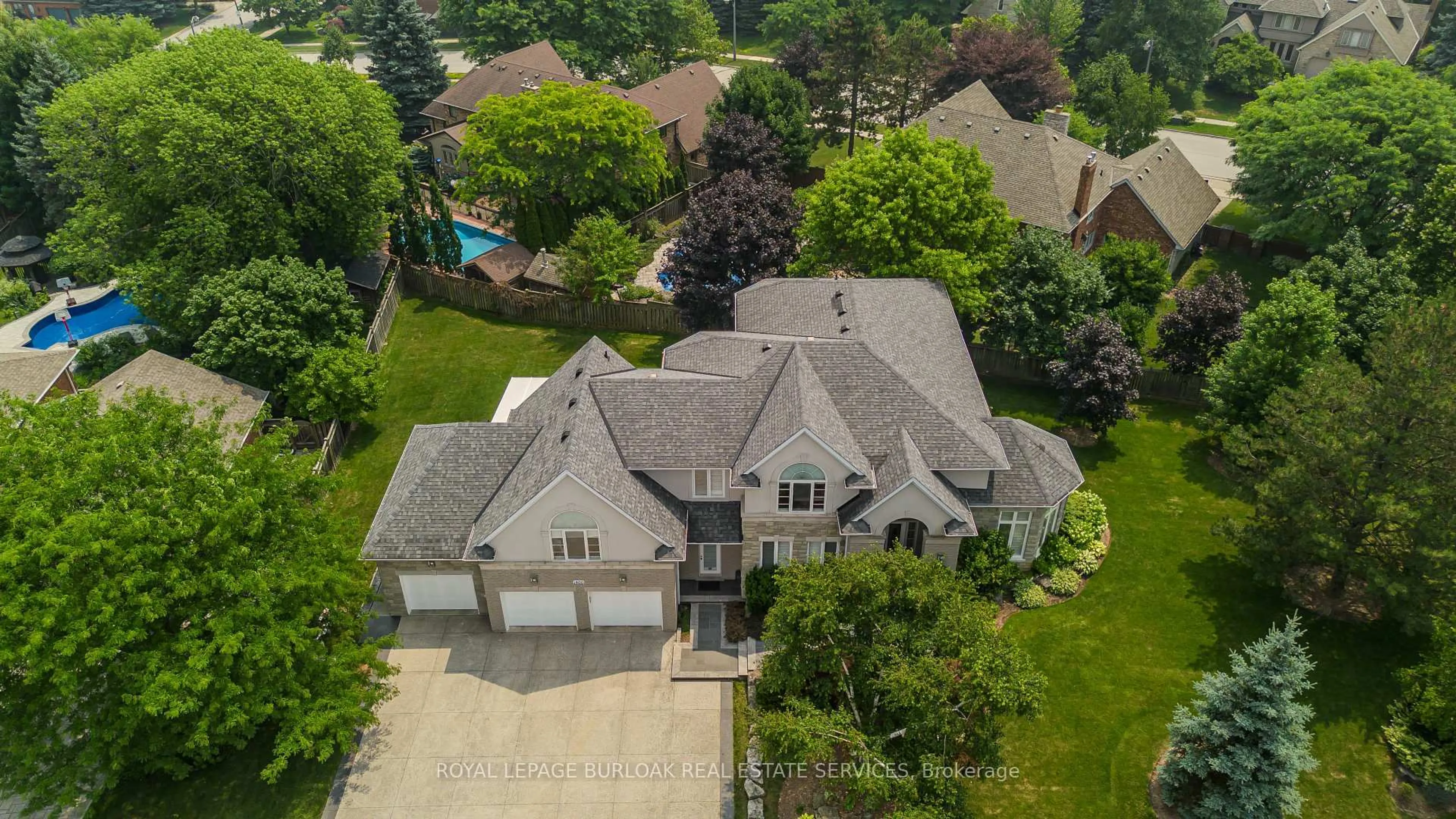 A pic from outside/outdoor area/front of a property/back of a property/a pic from drone, street for 1400 Tamworth Crt, Burlington Ontario L7P 4V3