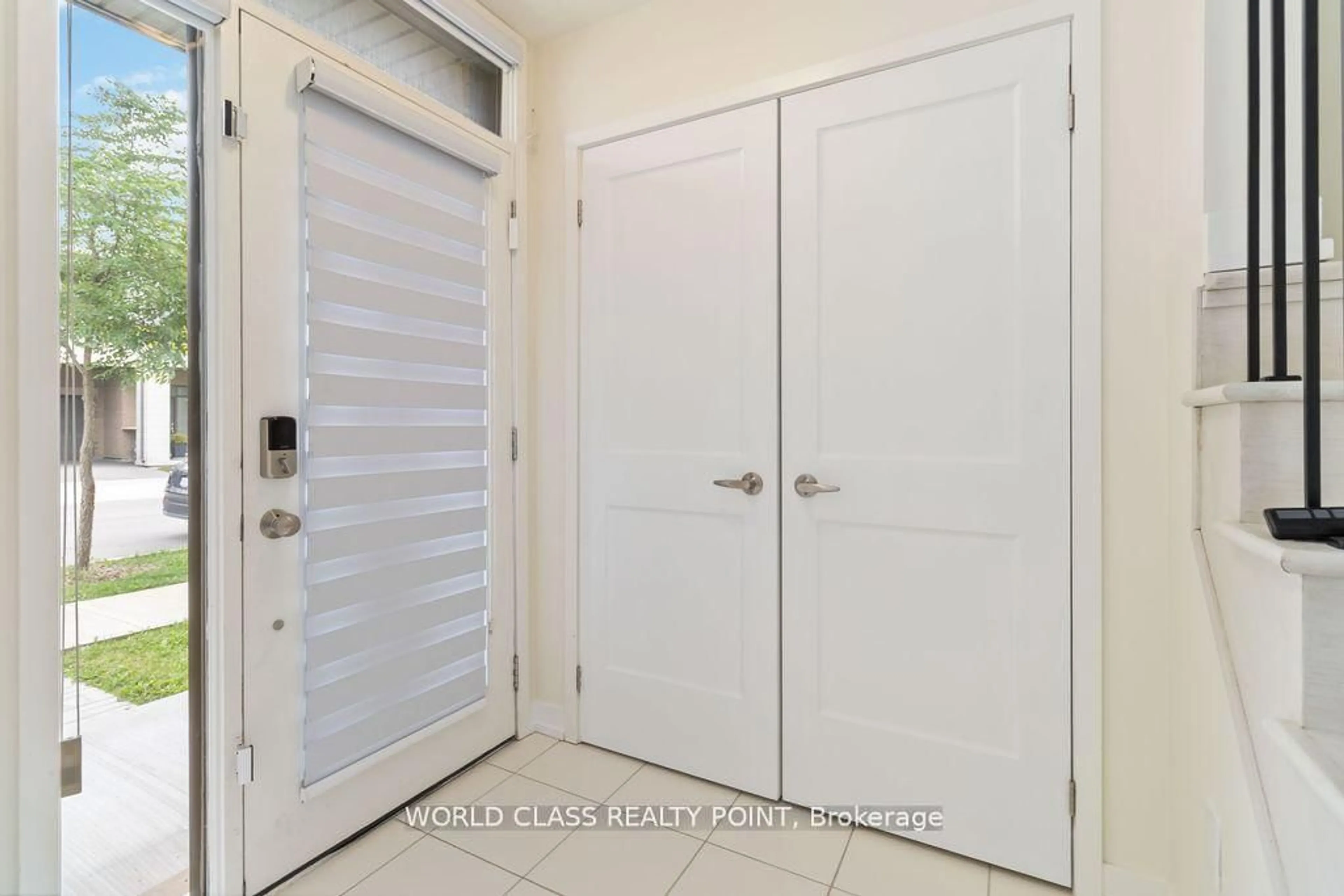 Indoor entryway for 3192 Mintwood Circ, Oakville Ontario L6H 0P1