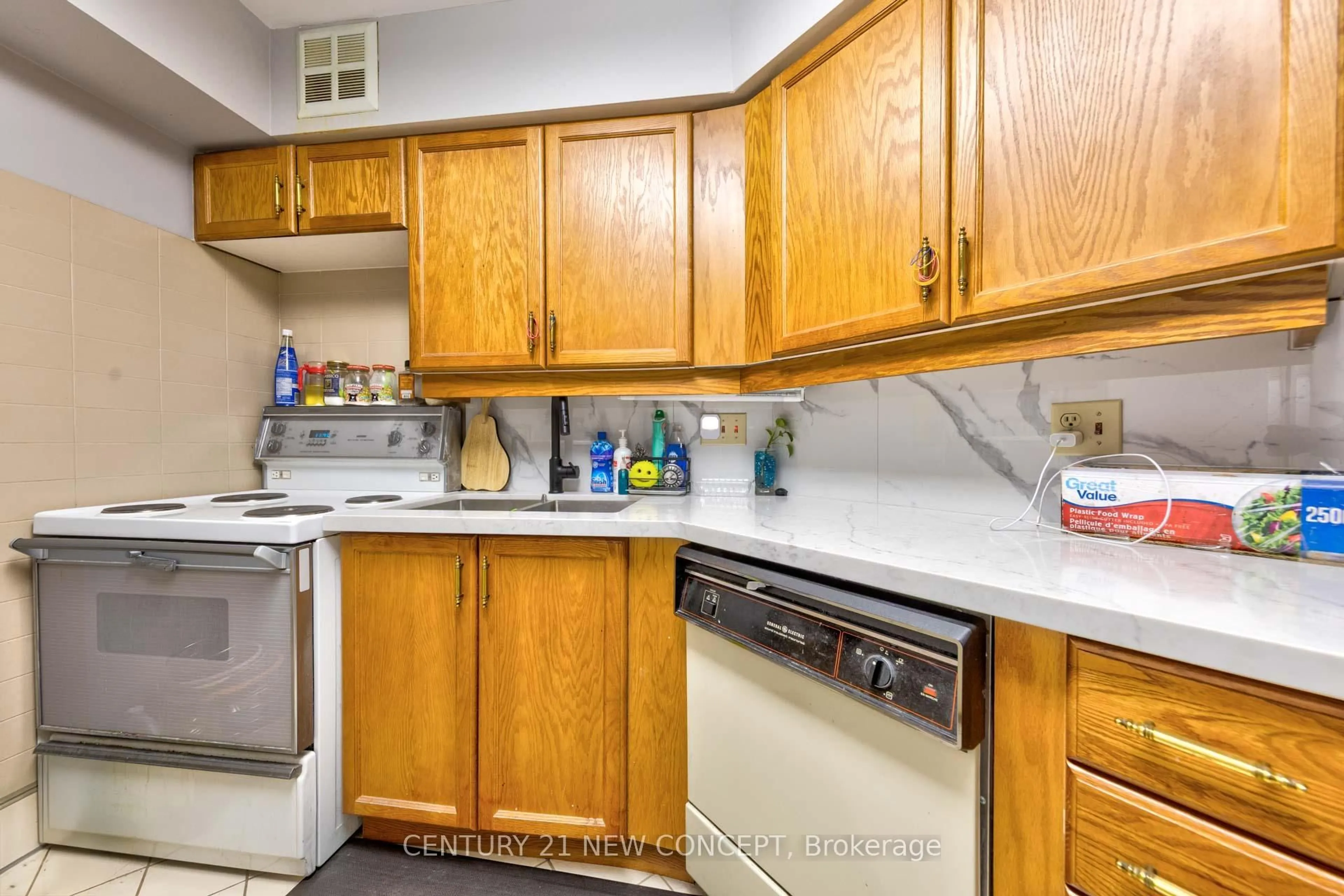 Standard kitchen, unknown for 22 Southport St #932, Toronto Ontario M6S 4Y9