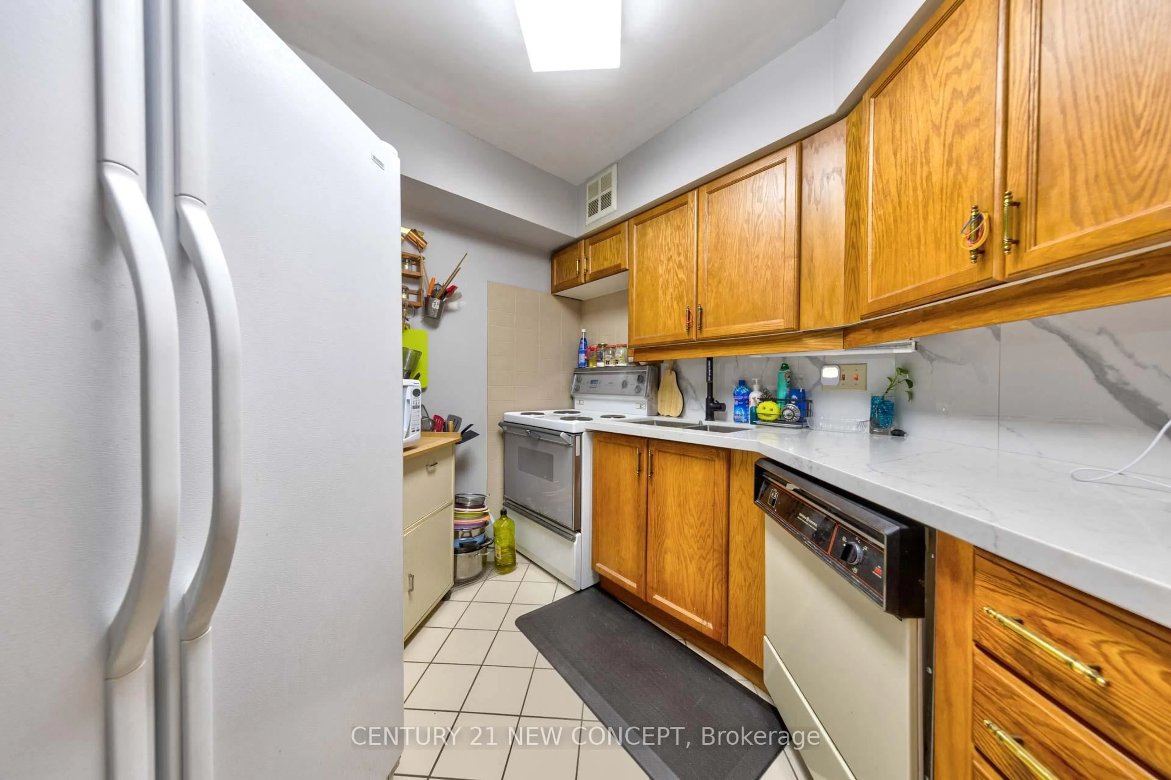 Standard kitchen, unknown for 22 Southport St #932, Toronto Ontario M6S 4Y9