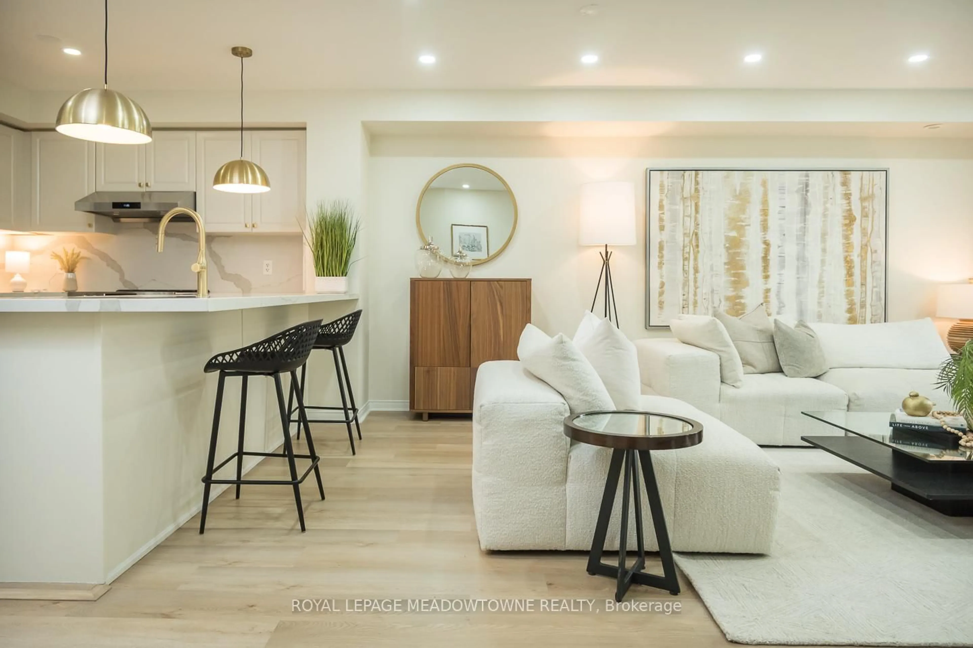 Living room with furniture, unknown for 3355 Thomas St #10, Mississauga Ontario L5M 0N7