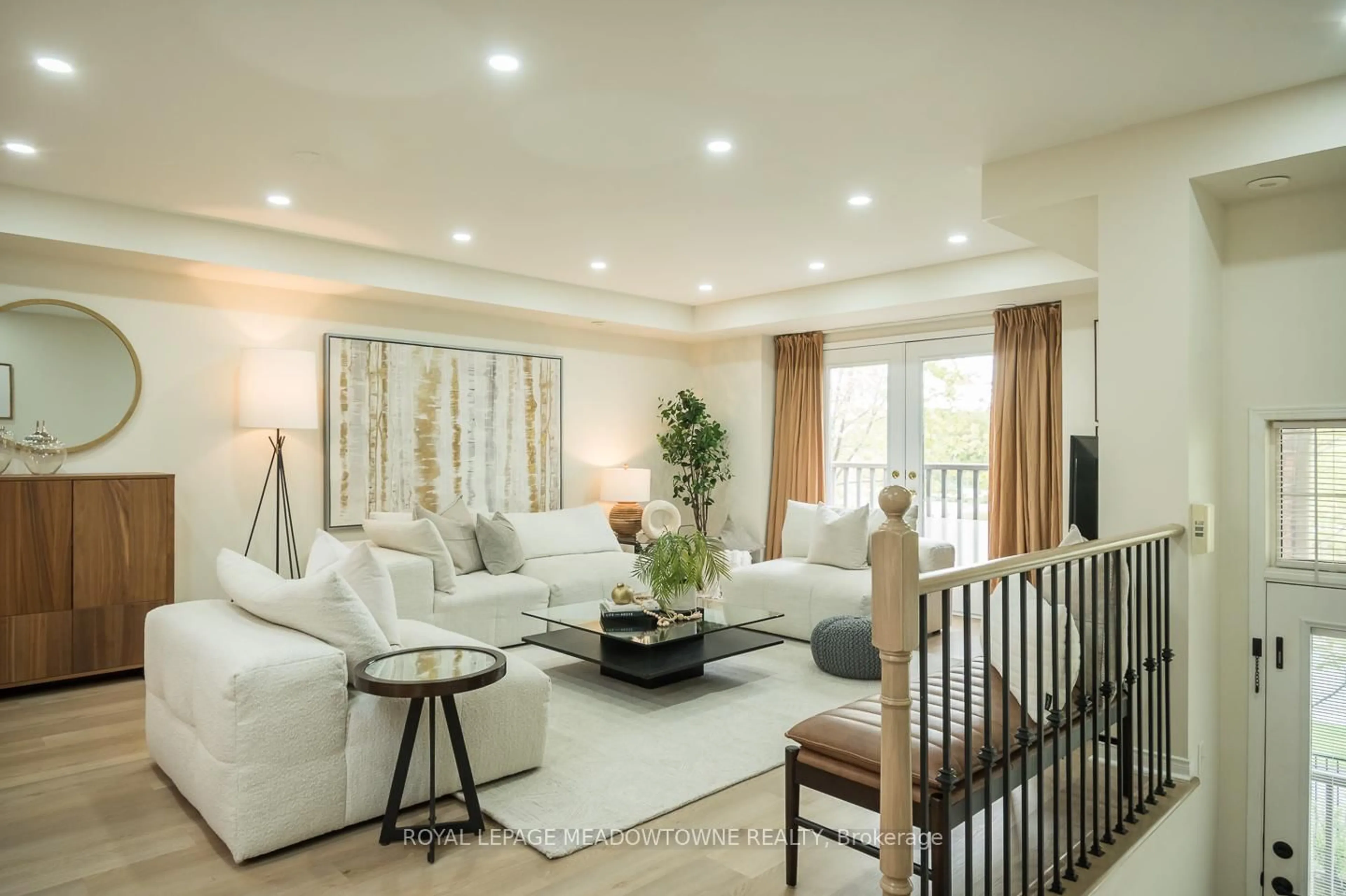 Living room with furniture, unknown for 3355 Thomas St #10, Mississauga Ontario L5M 0N7