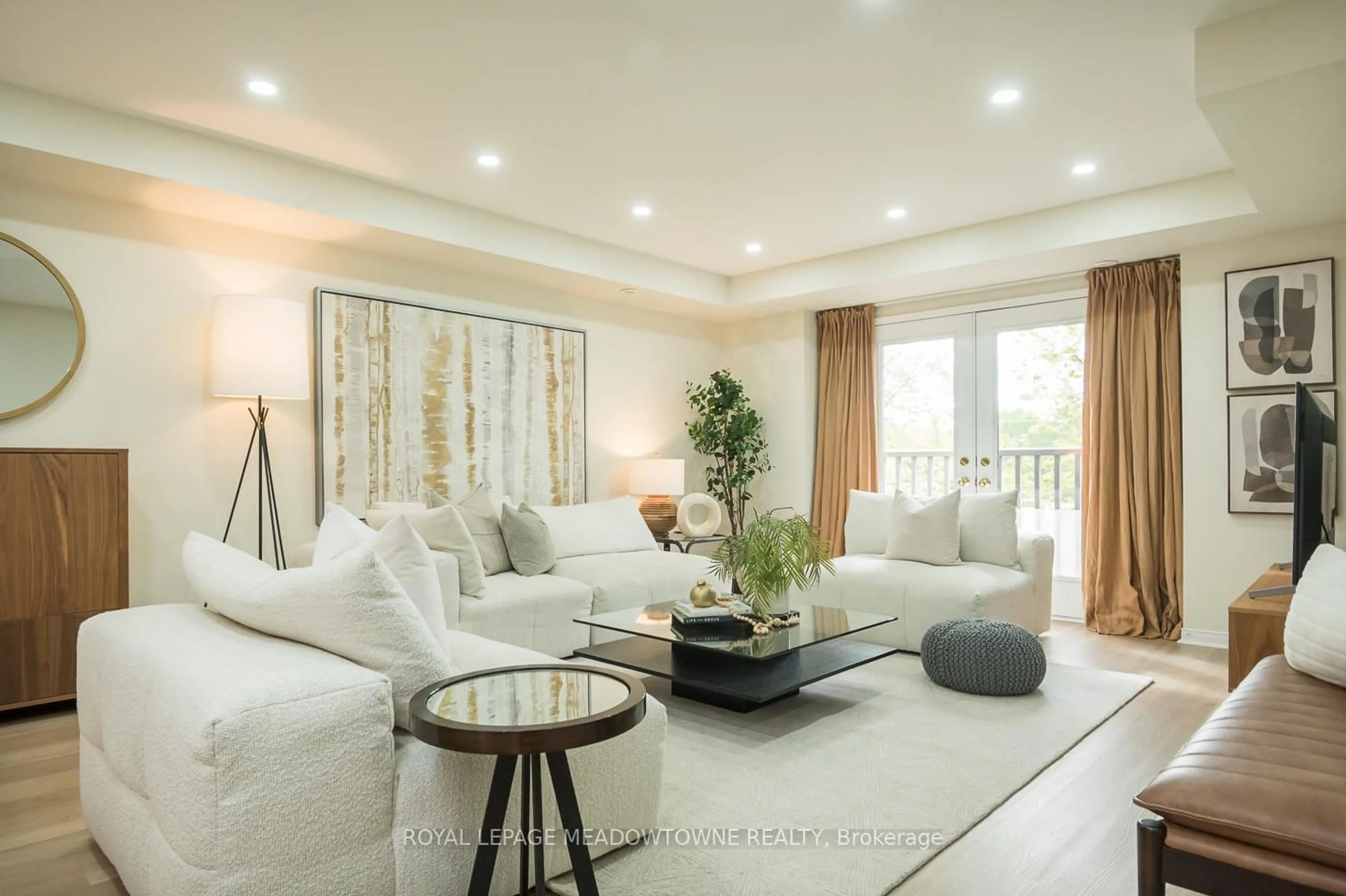 Living room with furniture, unknown for 3355 Thomas St #10, Mississauga Ontario L5M 0N7