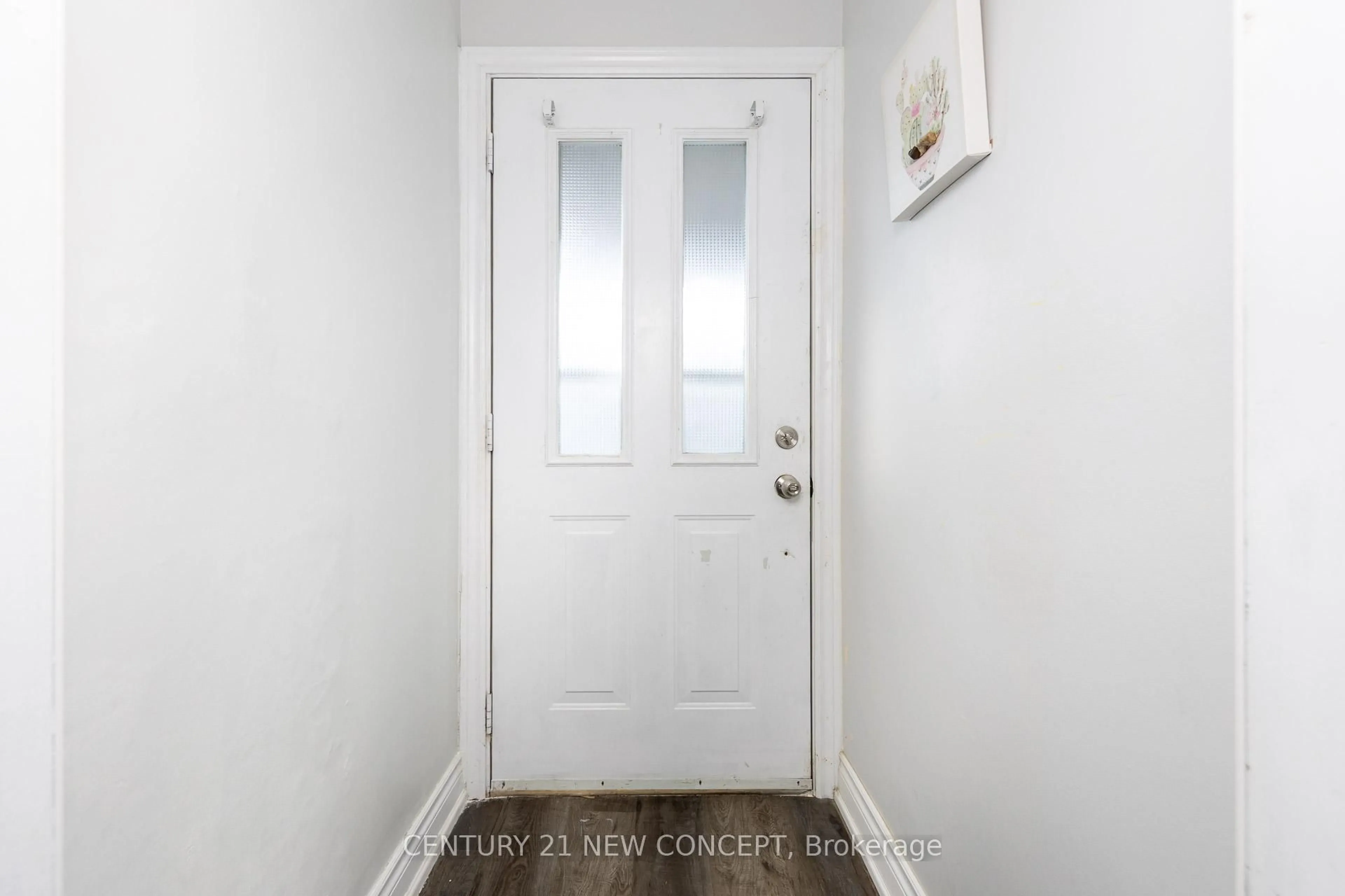 Indoor entryway for 1113 Dufferin St, Toronto Ontario M6H 4B5