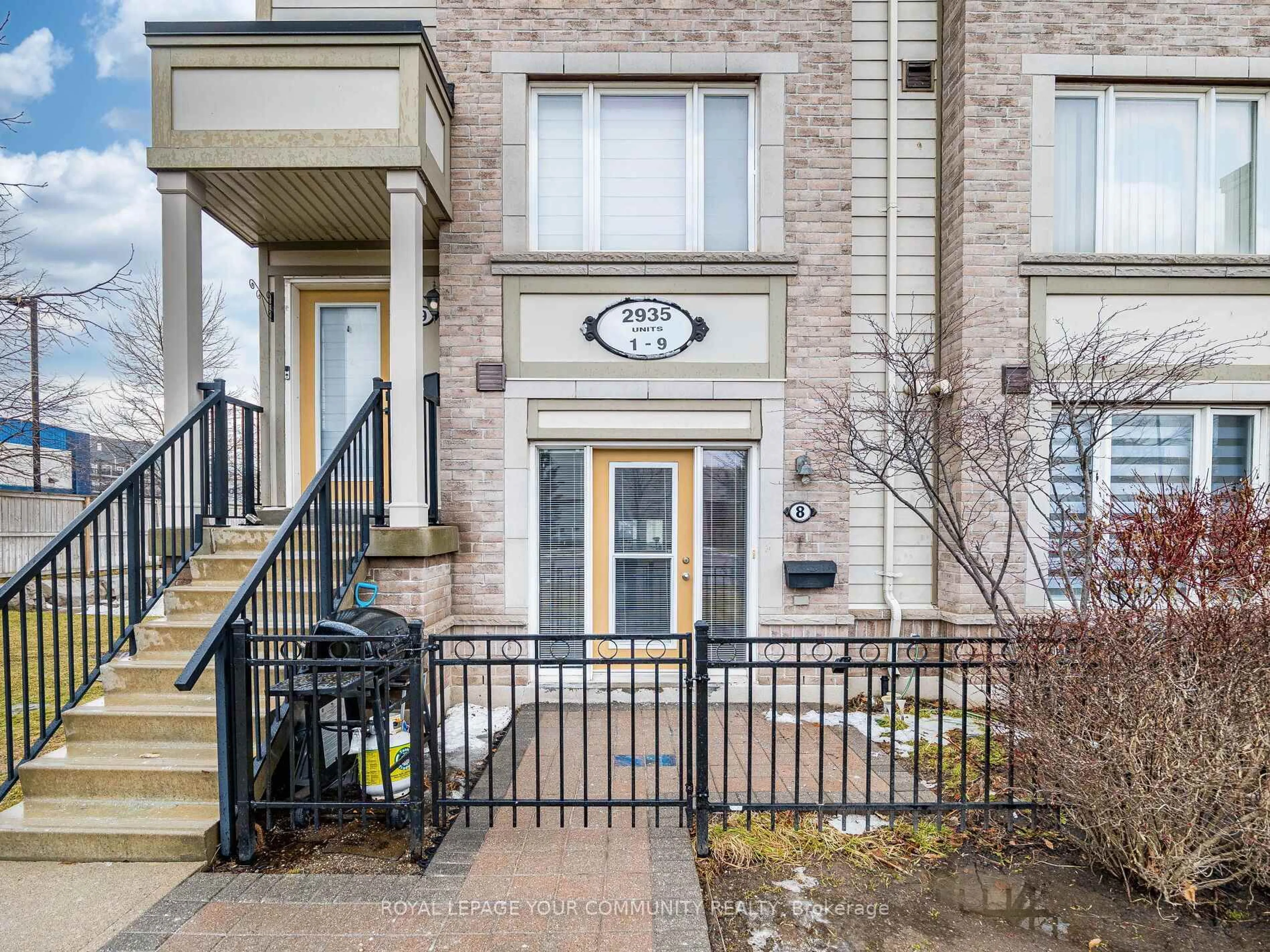 Indoor entryway for 2935 Hazelton Pl #8, Mississauga Ontario L5M 0S3